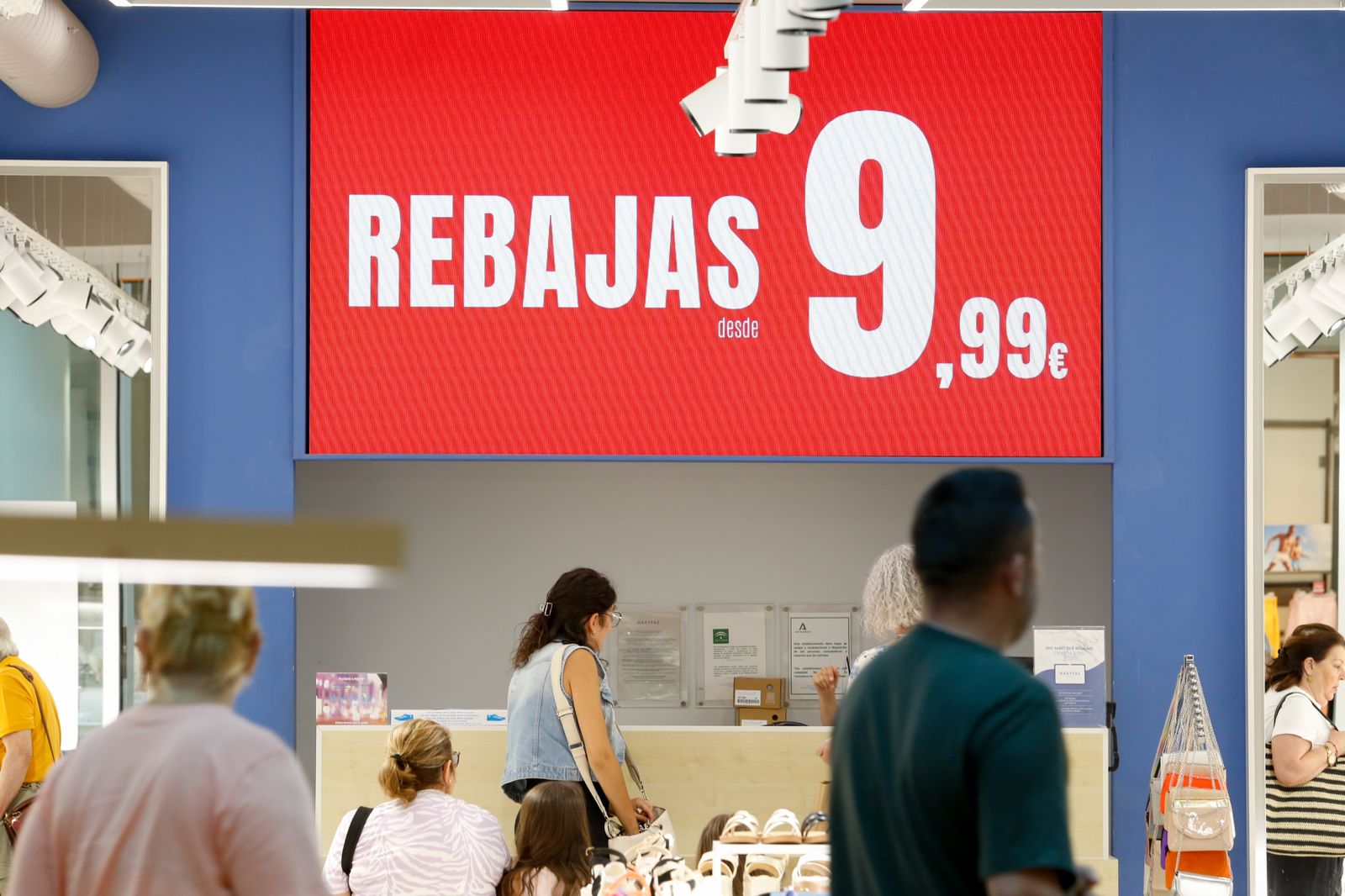 Arranque de las rebajas de verano en el centro comercial Puerta Europa de Algeciras, en imágenes