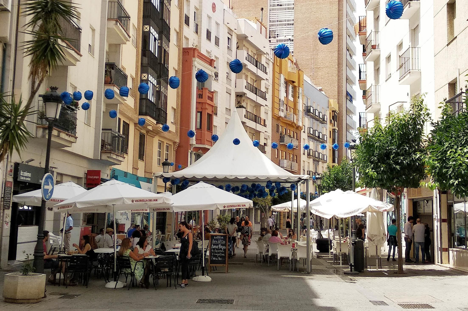 Imágenes de las Colombinas de día de la calle Marina