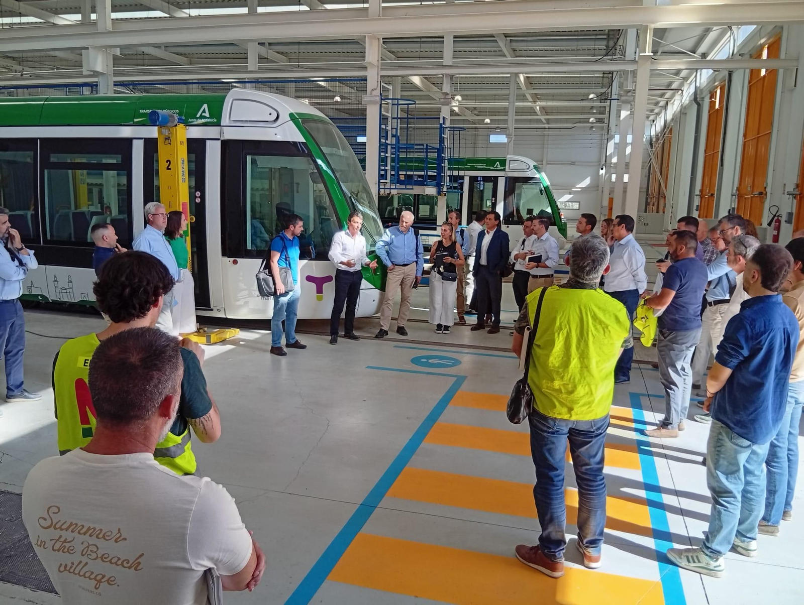 Visita de las empresas a la instalaciones del tranvía de Jaén.