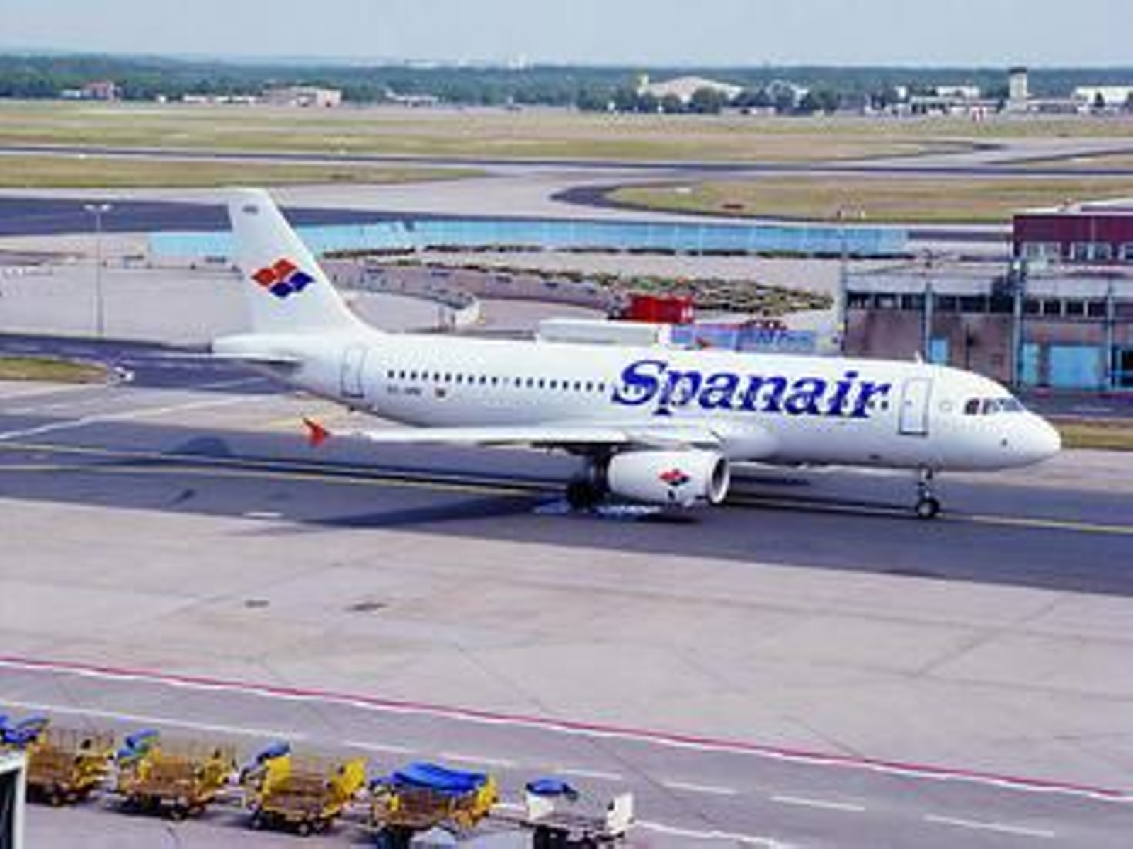 La aerolínea prescinde de momento de la ruta a Barcelona y sólo volará a Madrid.