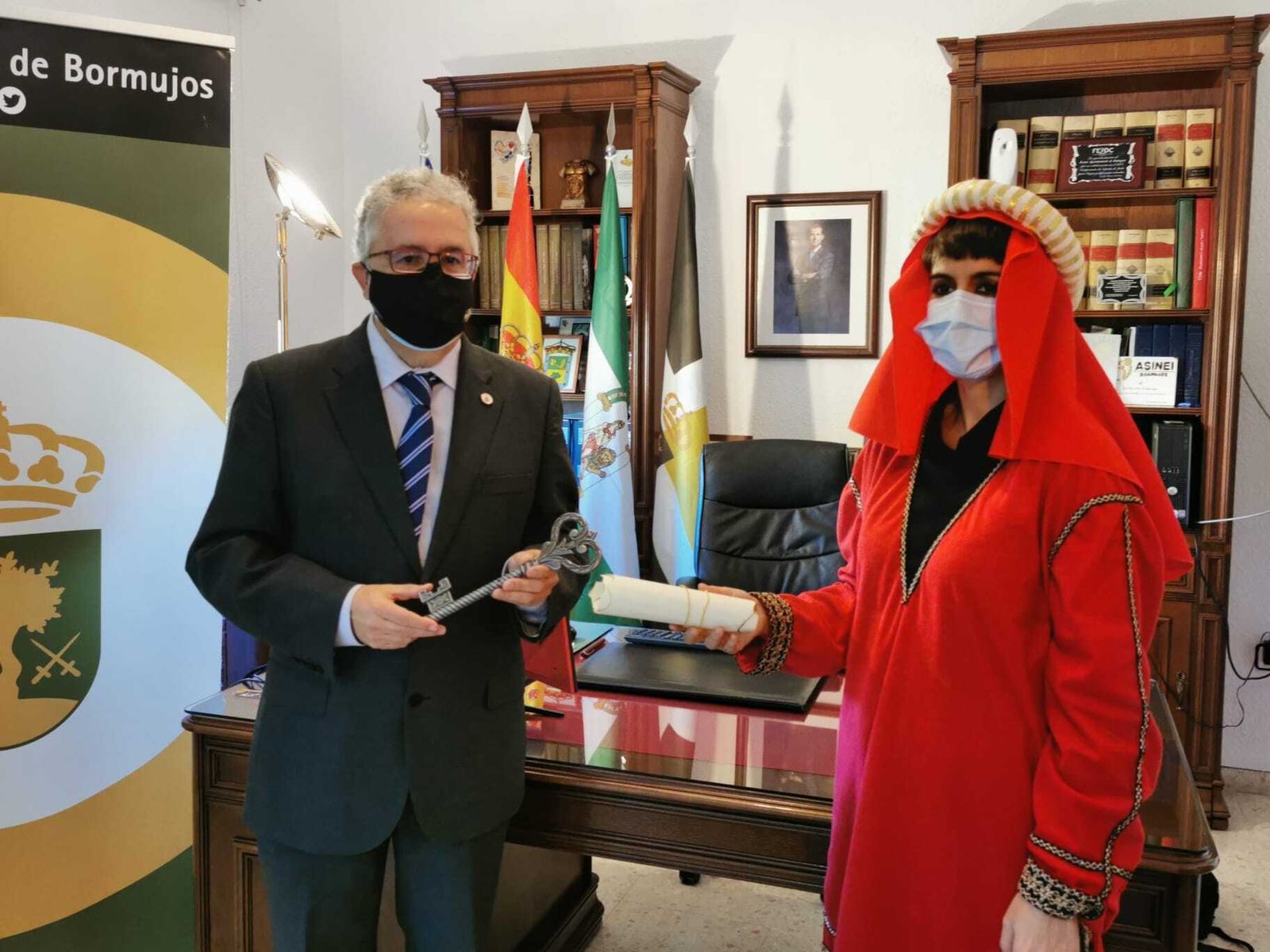 El alcalde de Bormujos con un paje real que estará presente en el Campamento de lo Reyes Magos esta Navidad.