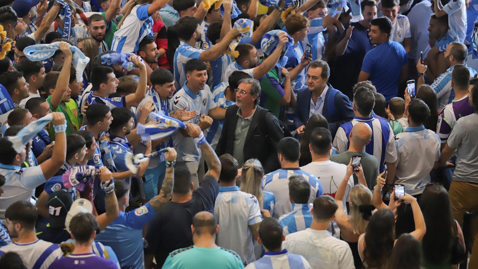 Las fotos de la afición despidiendo al Málaga en el aeropuerto antes de ir a Tarragona