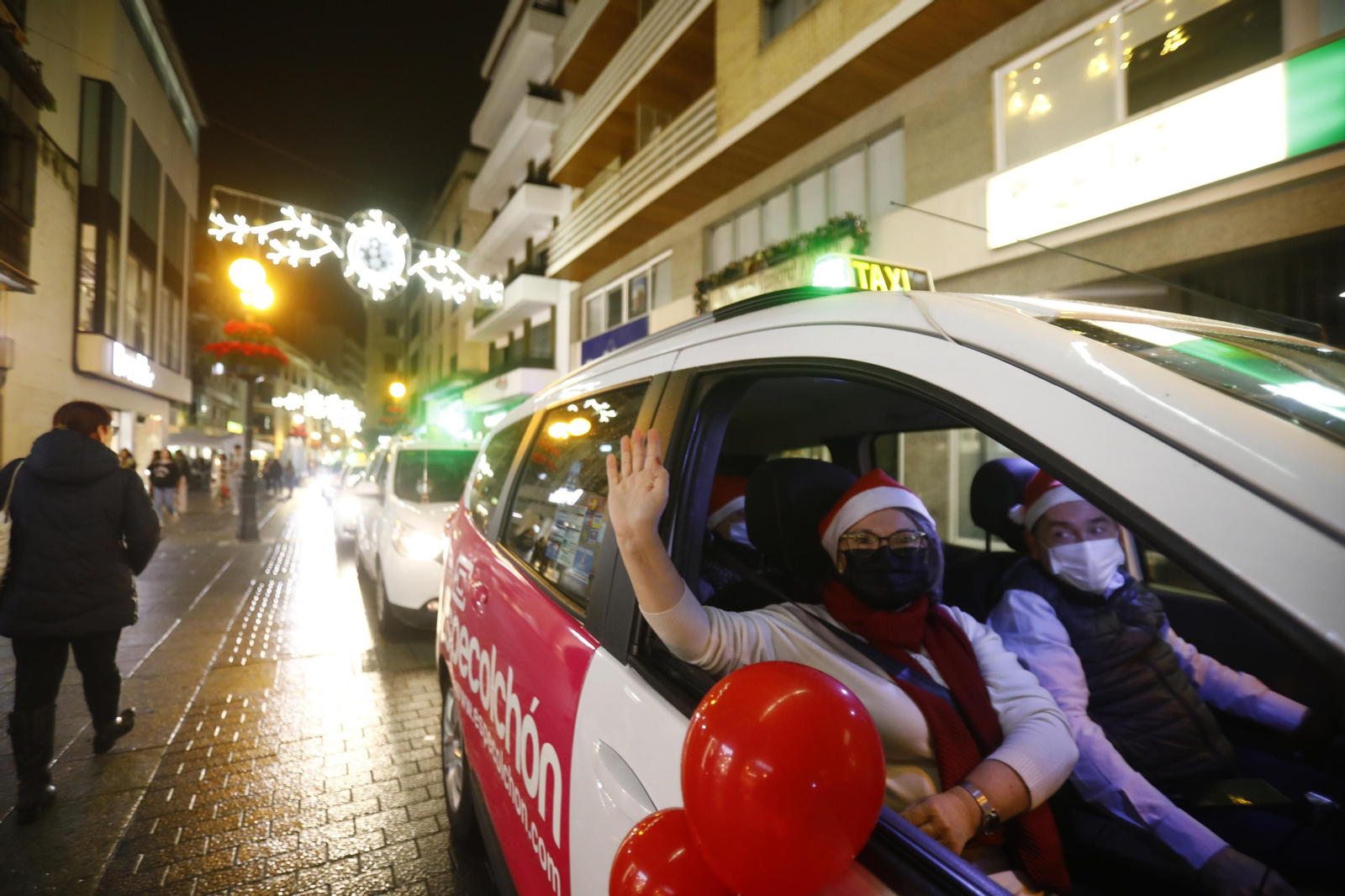Las imágenes del Paseo de la Ilusión en taxi por Córdoba para mostrar las luces de Navidad a los mayores Las imágenes del Paseo de la Ilusión en taxi por Córdoba para mostrar las luces de Navidad a los mayores