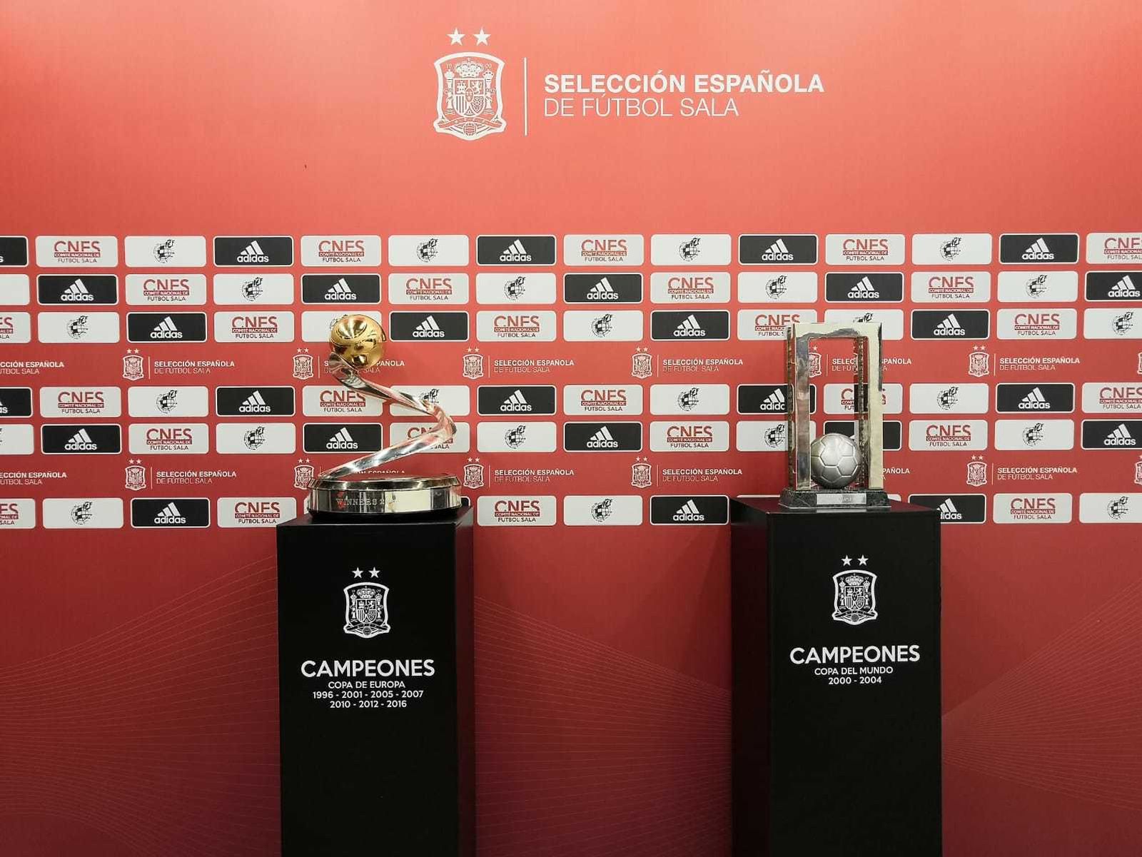 Imagen de los trofeos del Mundial y la Eurocopa que se exhibirán en Córdoba.