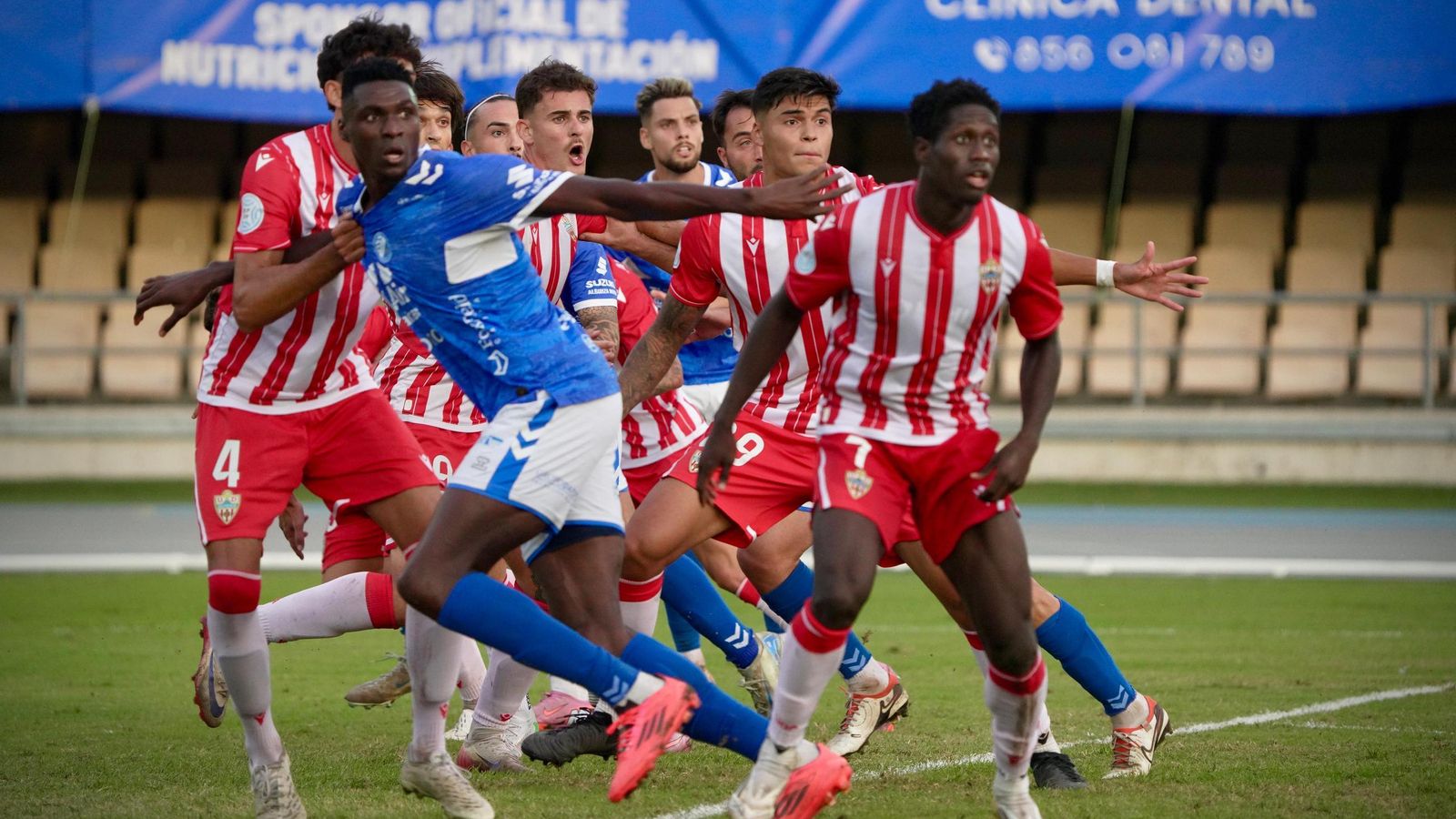Udom busca el balón en una jugada a balón parado.