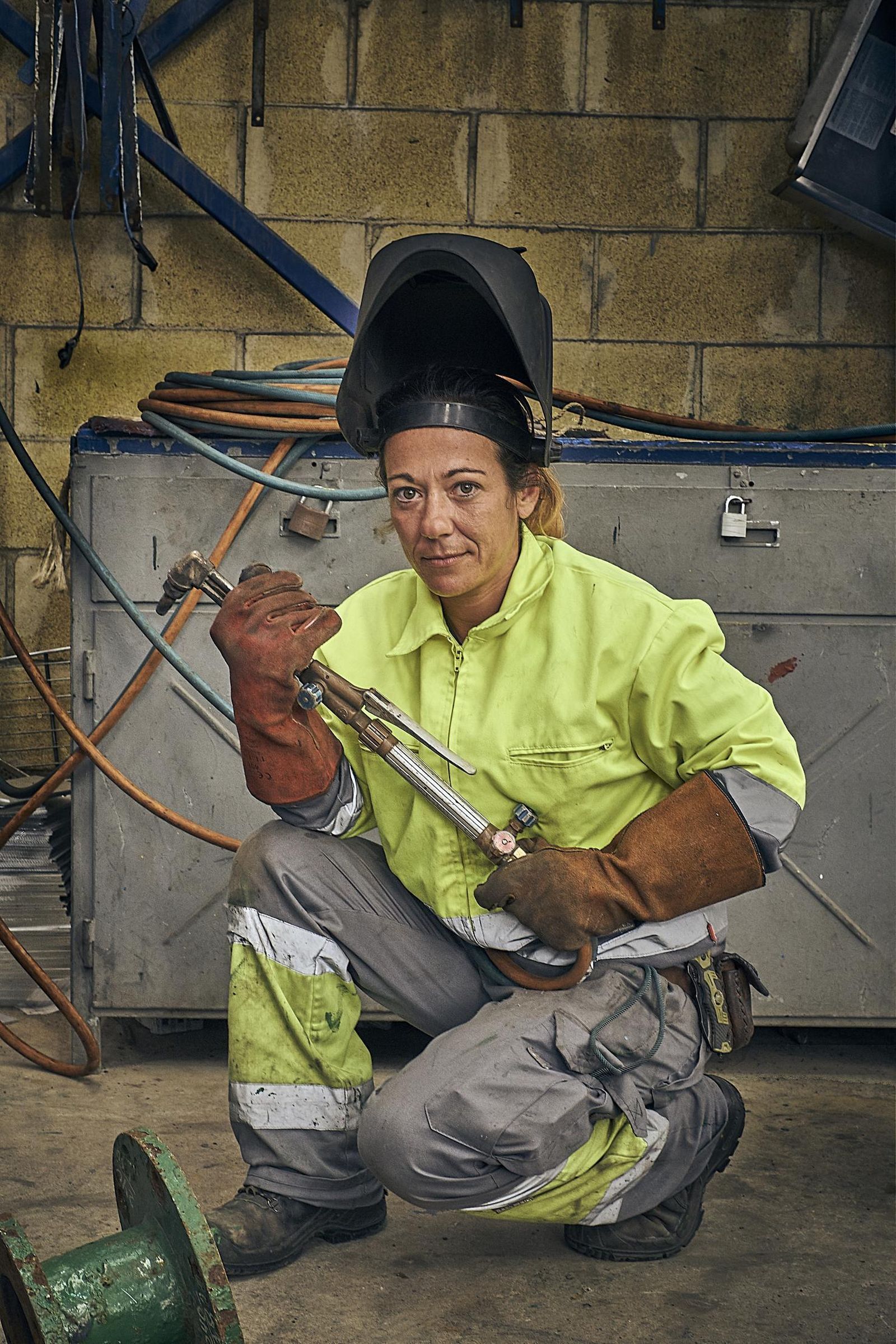 Malú, con el soplete dentro del taller en Navantia Cádiz.