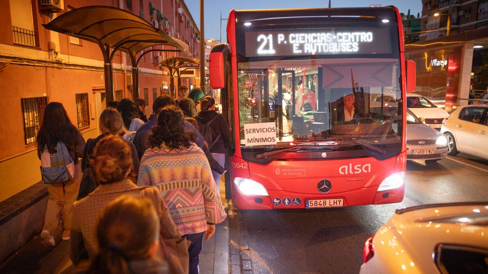 Colas a primera hora en las paradas de los autobuses de Granada por la huelga
