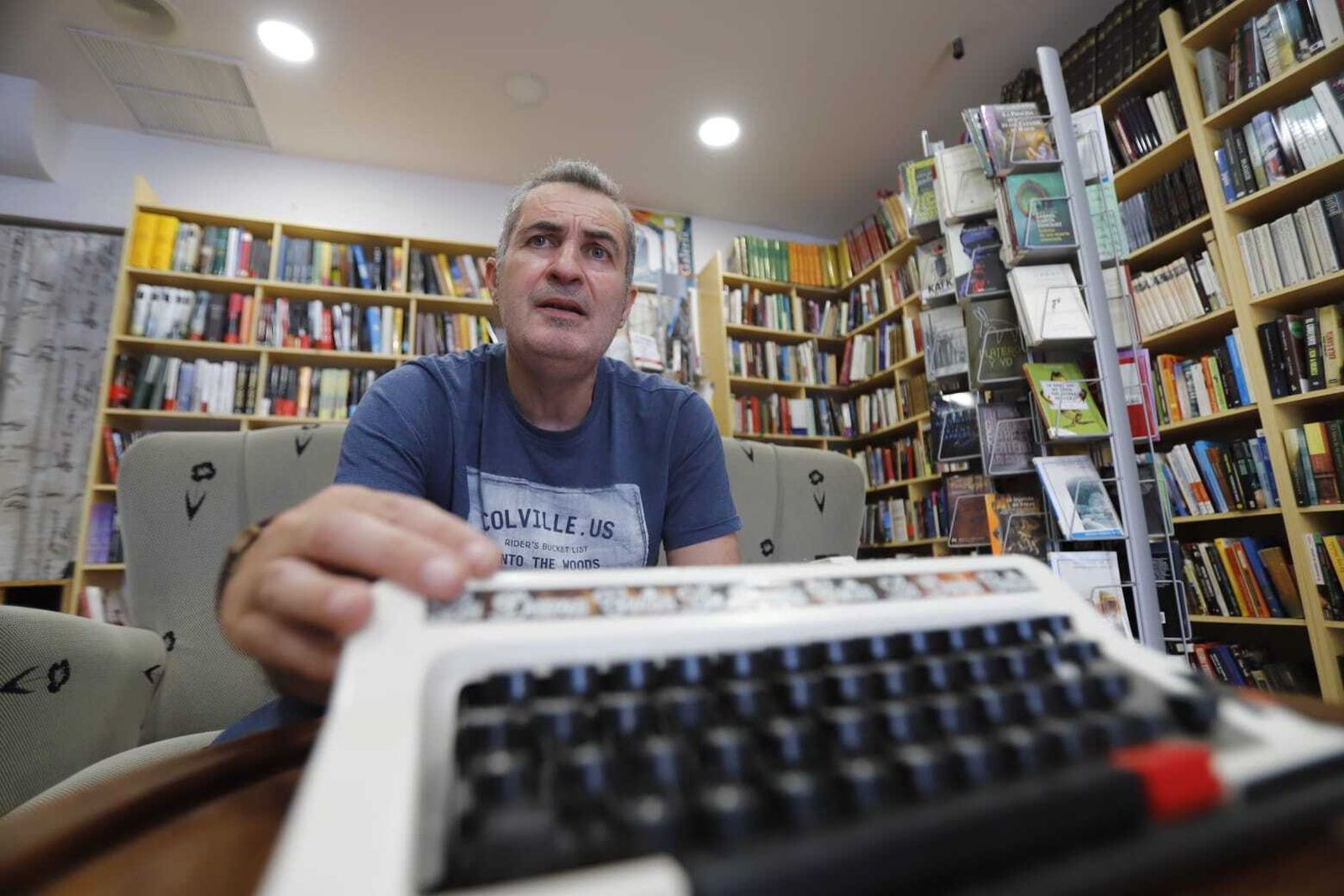 Manuel Jesús Soriano en su librería.