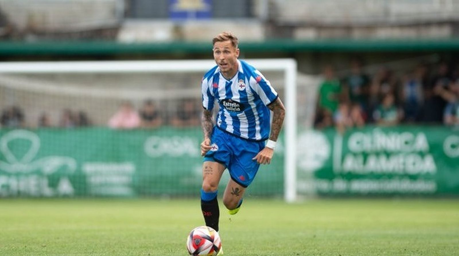 Isi controla el balón en un partido del Deportivo.