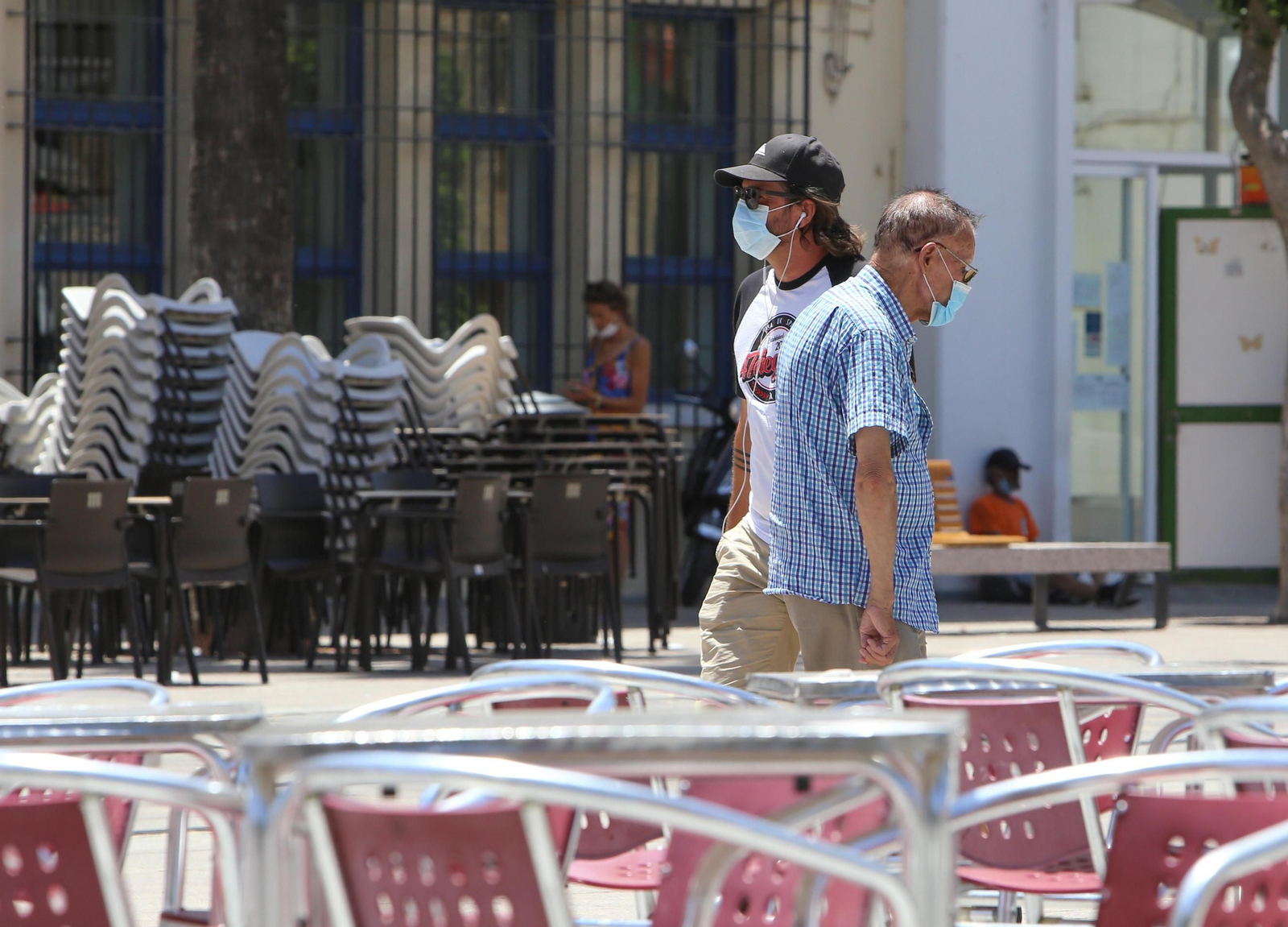 Primer día de la orden de mascarilas obligatorias en la Bahía de Cádiz