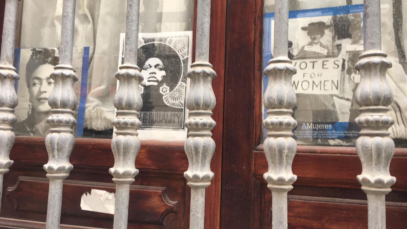 Una de las ventanas de las dependencias del grupo Adelante Sevilla