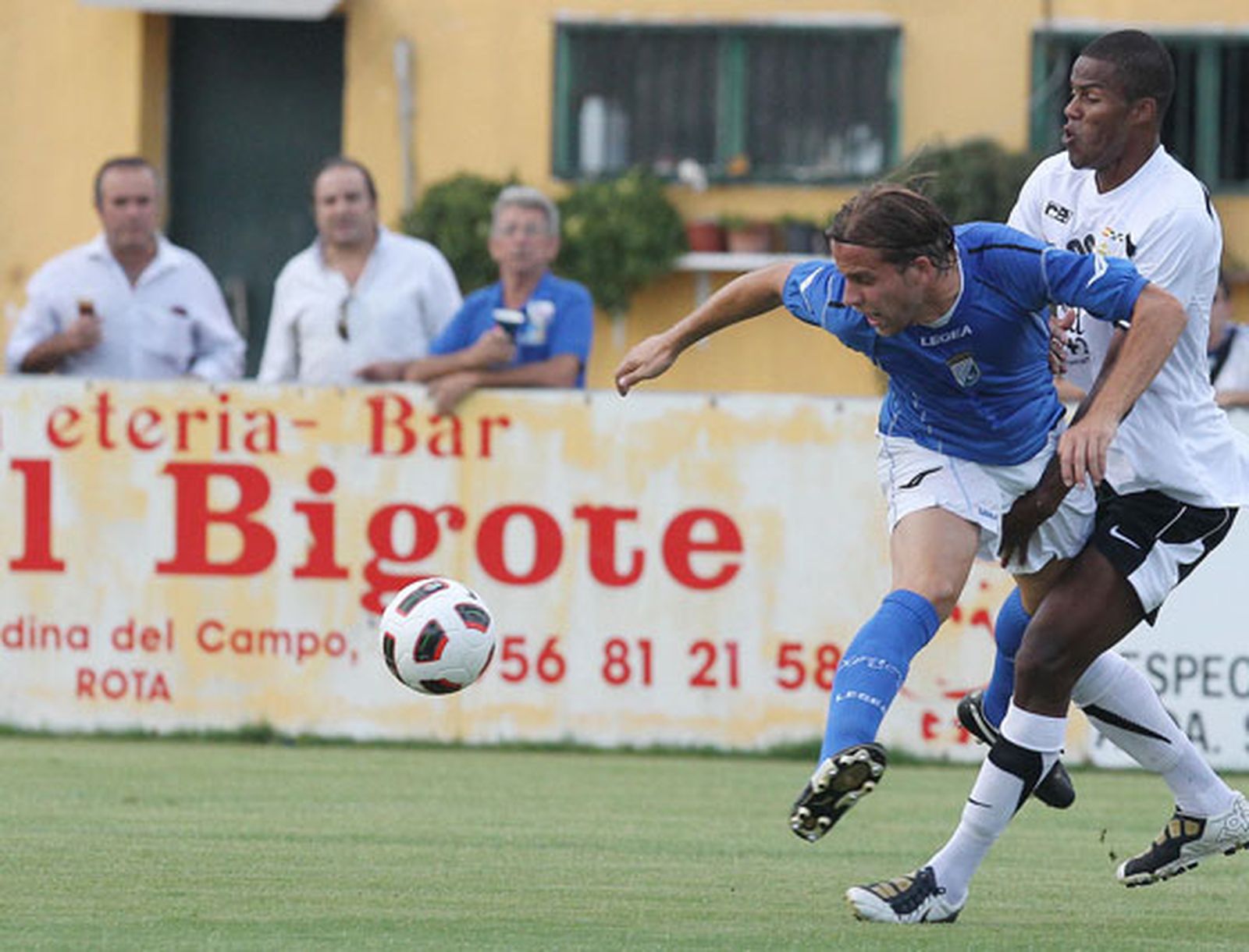 Cordero compartió centro del campo ayer con Rafa Barber en la primera parte de un encuentro en el que los azulinos no se encontraron cómodos casi nunca.

Foto: Miguel Angel Gonzalez