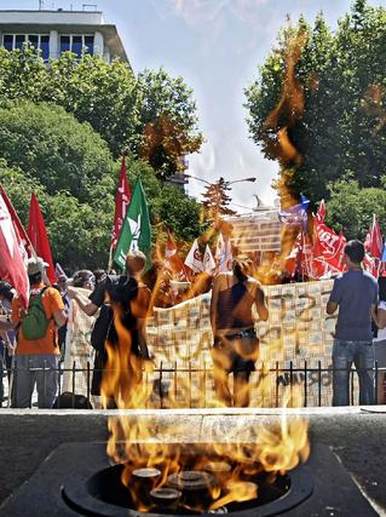 Más de 2.400 empleados públicos gaditanos secundan la huelga de funcionarios. 

Foto: Julio Gonzalez