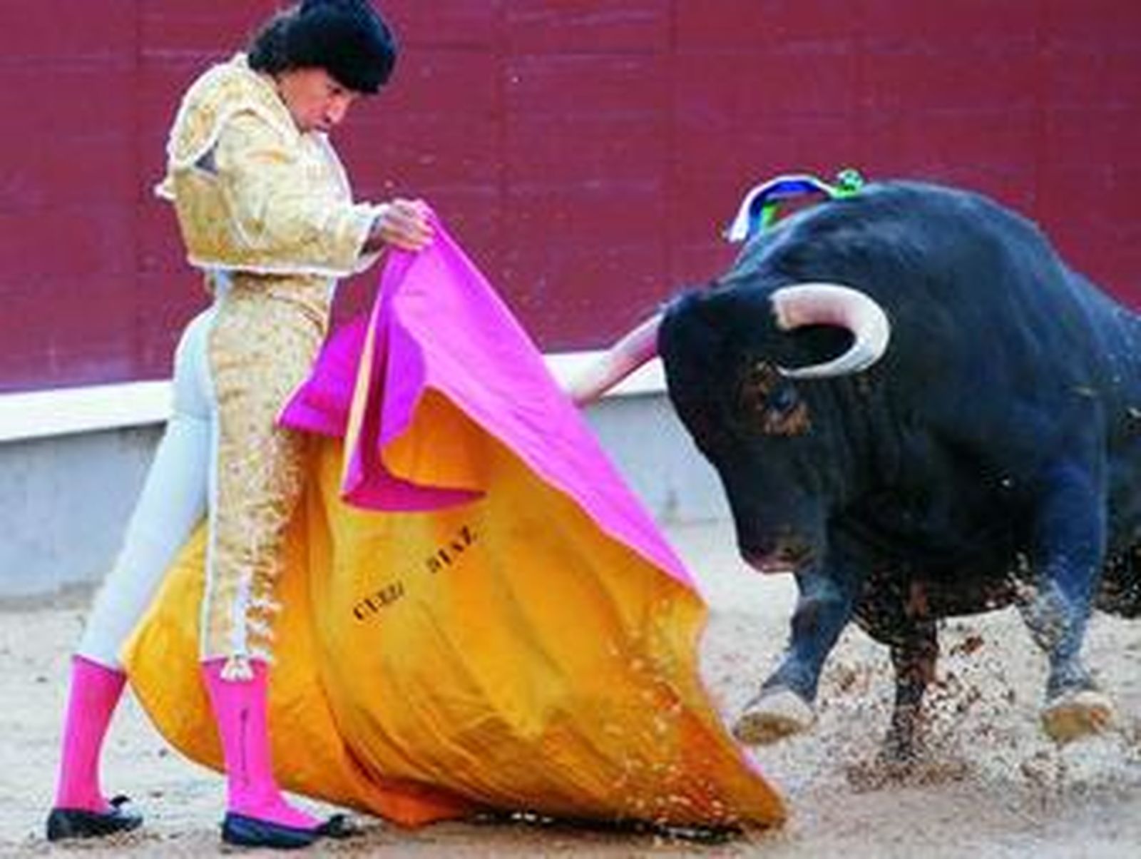 El diestro linarense Curro Díaz en una verónica de recibo en Las Ventas.