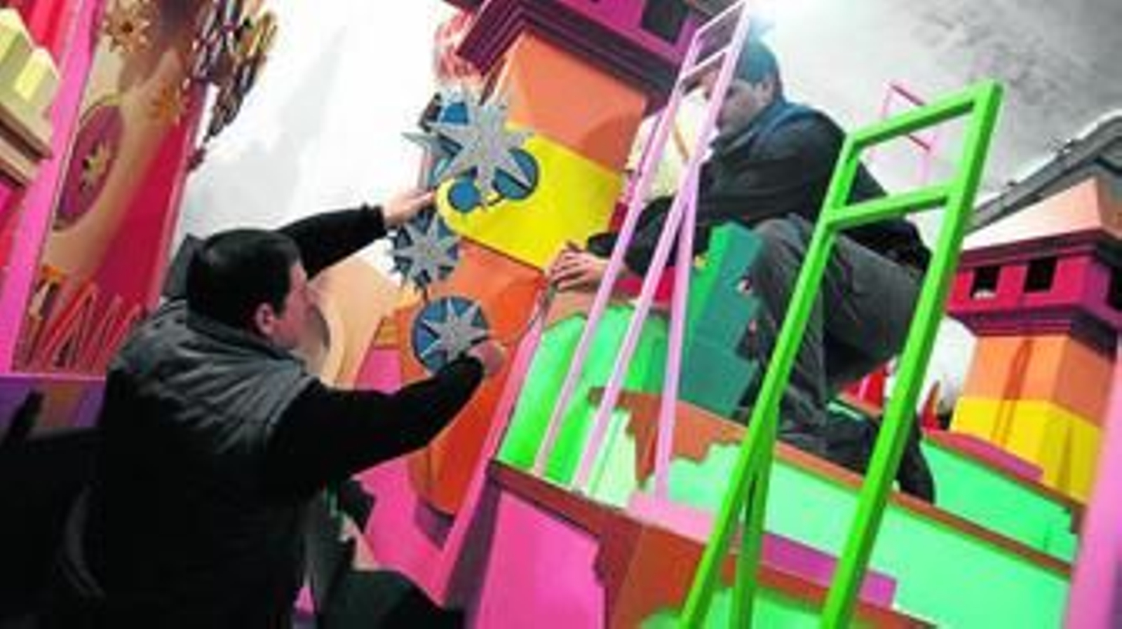 Técnicos del taller de Fiestas dan los últimos retoques a las carrozas de la cabalgata, ayer.