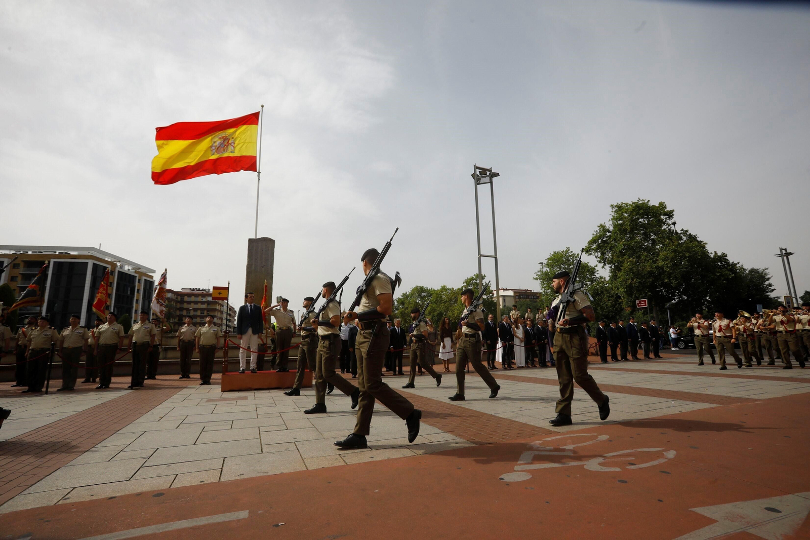 Las fotos del izado de la bandera de España por parte de la BRI X en Córdoba