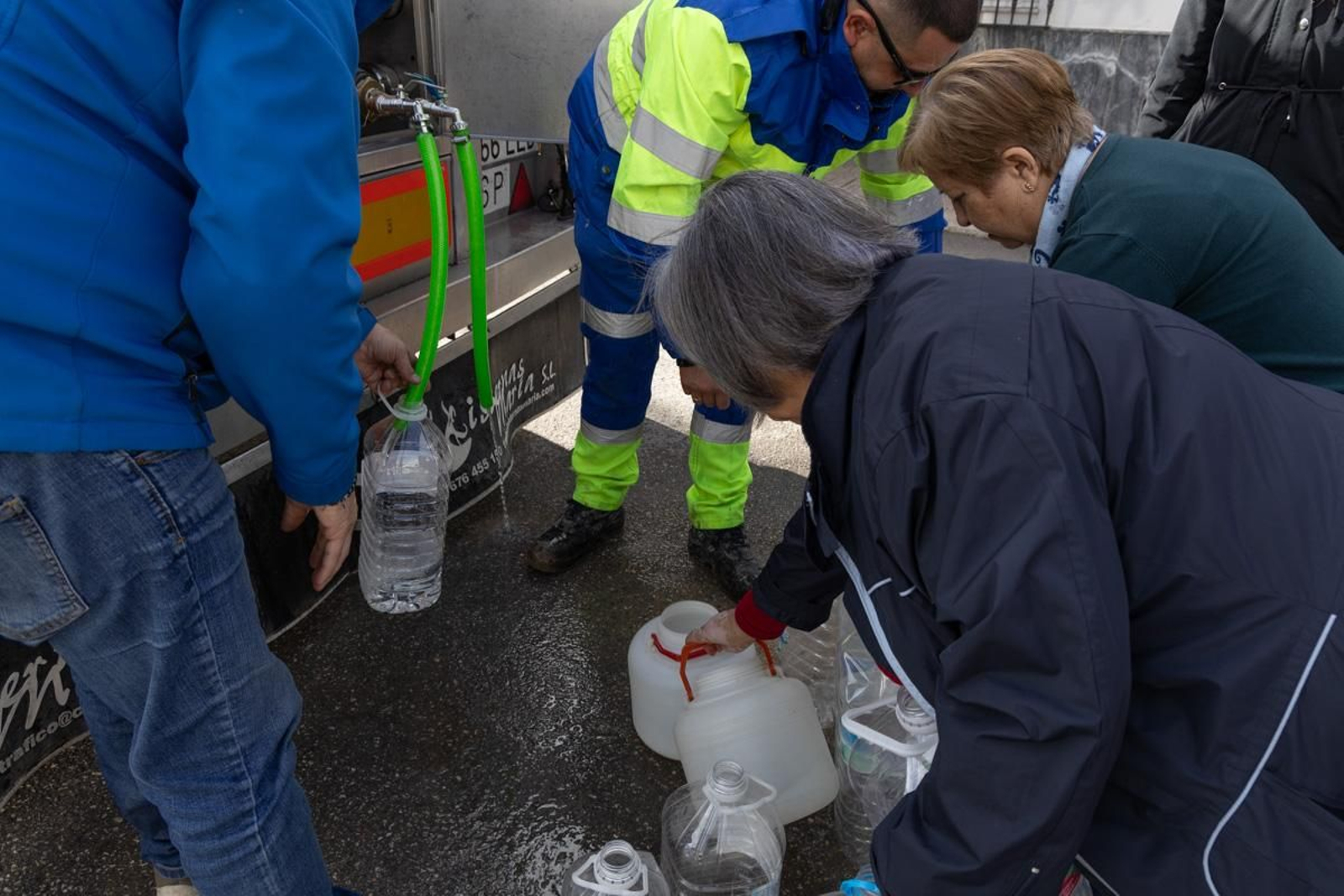 Reparten agua en Mote Lope Alvárez tras prohibir su consumo por presencia de bromato