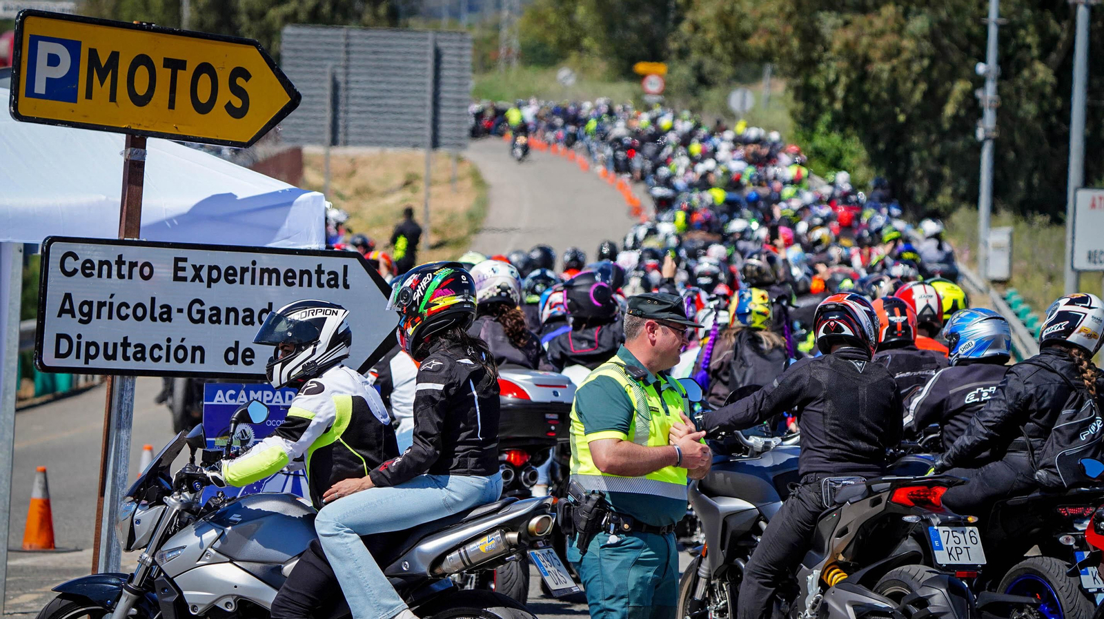 Muchas moteros acuden al Circuito Ángel Nieto de Jerez