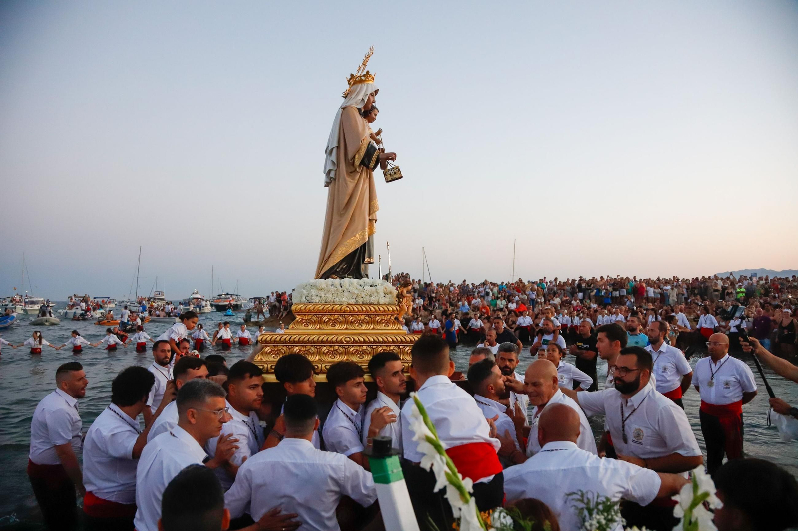 La procesión de la Virgen del Carmen en la playa del Palo, en Málaga, en fotos
