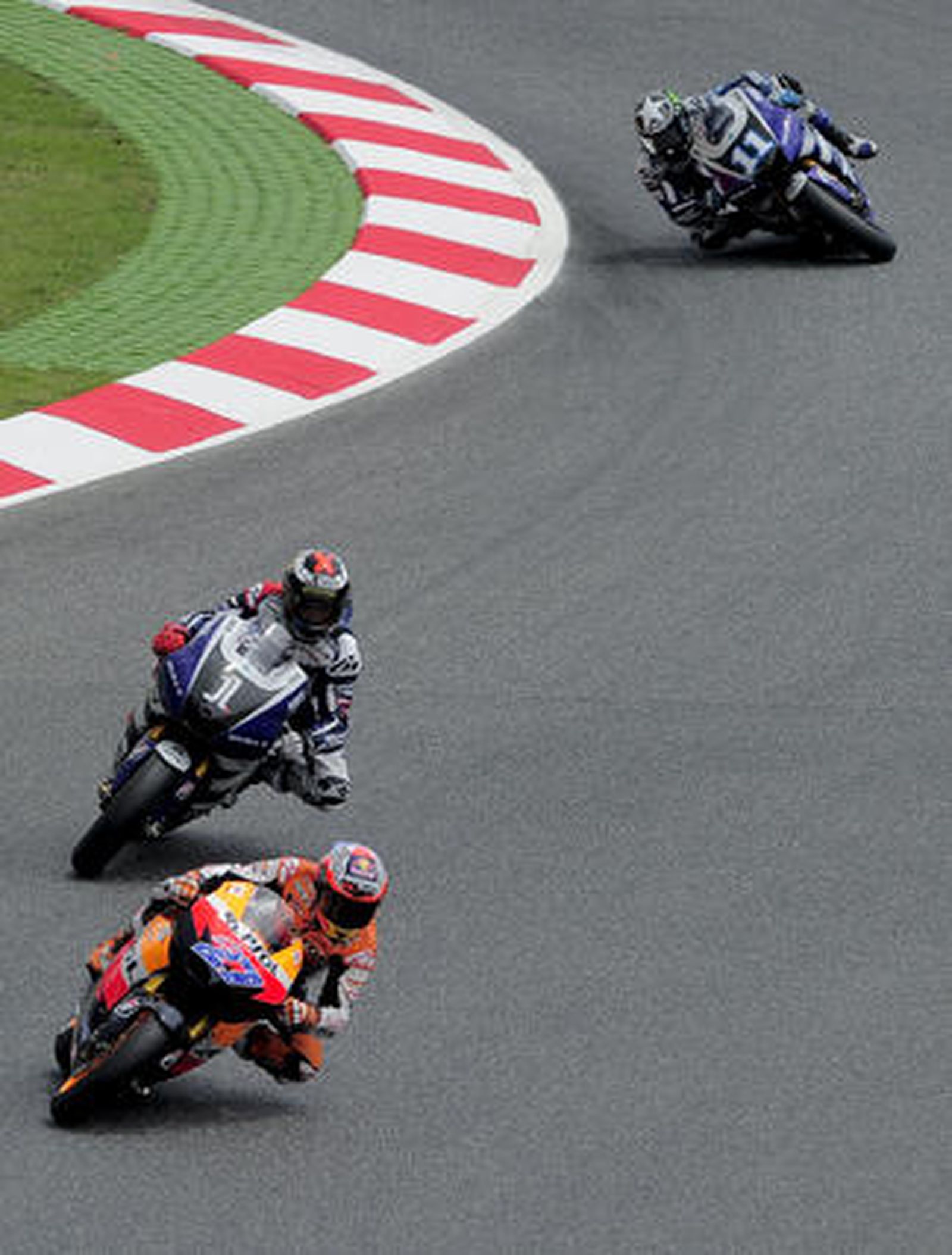Stoner hace valer el poderío de su moto y se lleva el Gran Premio de Cataluña. / AFP