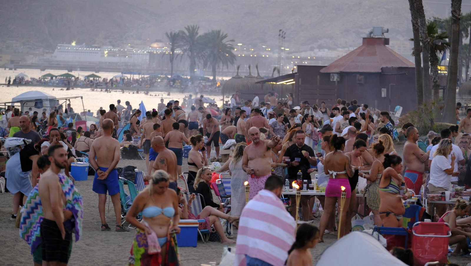 La Noche de San Juan en Almería, en imágenes