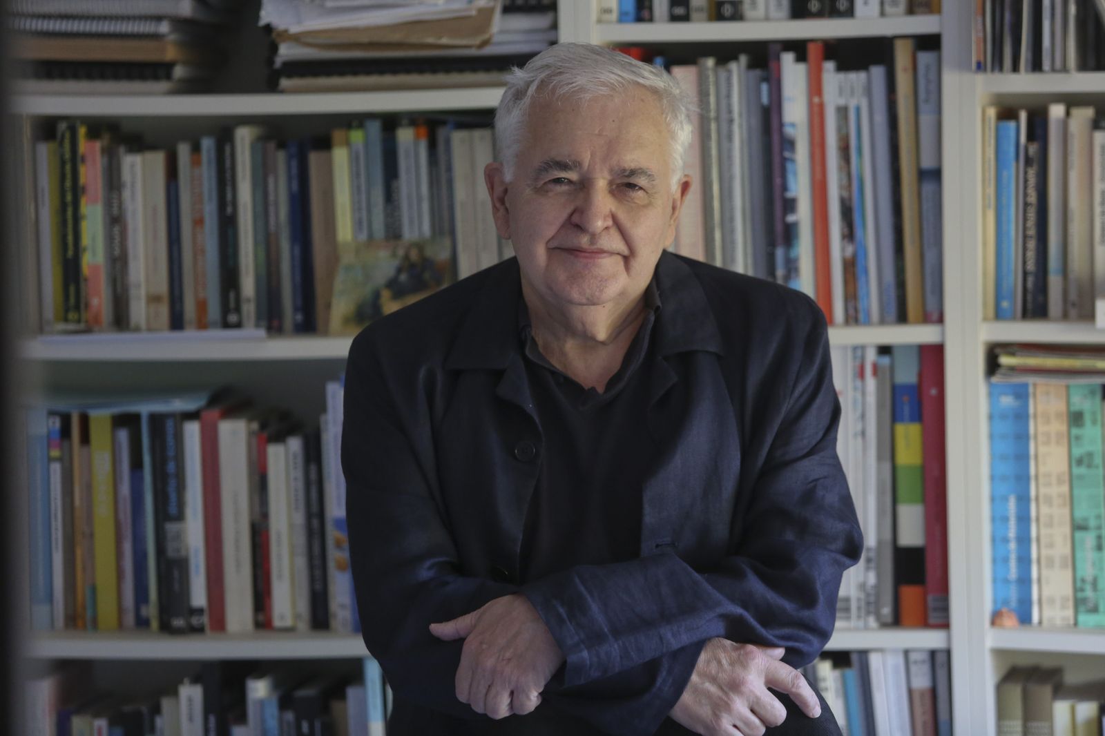 El periodista e investigador Bernando Díaz Nosty en su despacho.