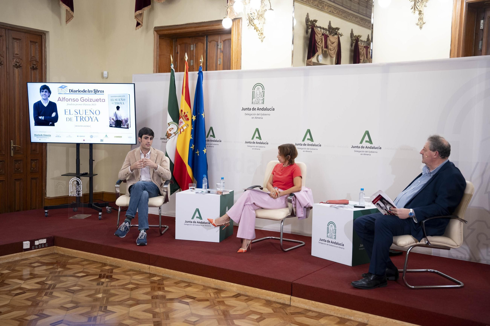 Alfonso Goizueta junto a María del Mar Ruiz y Diego Martínez.