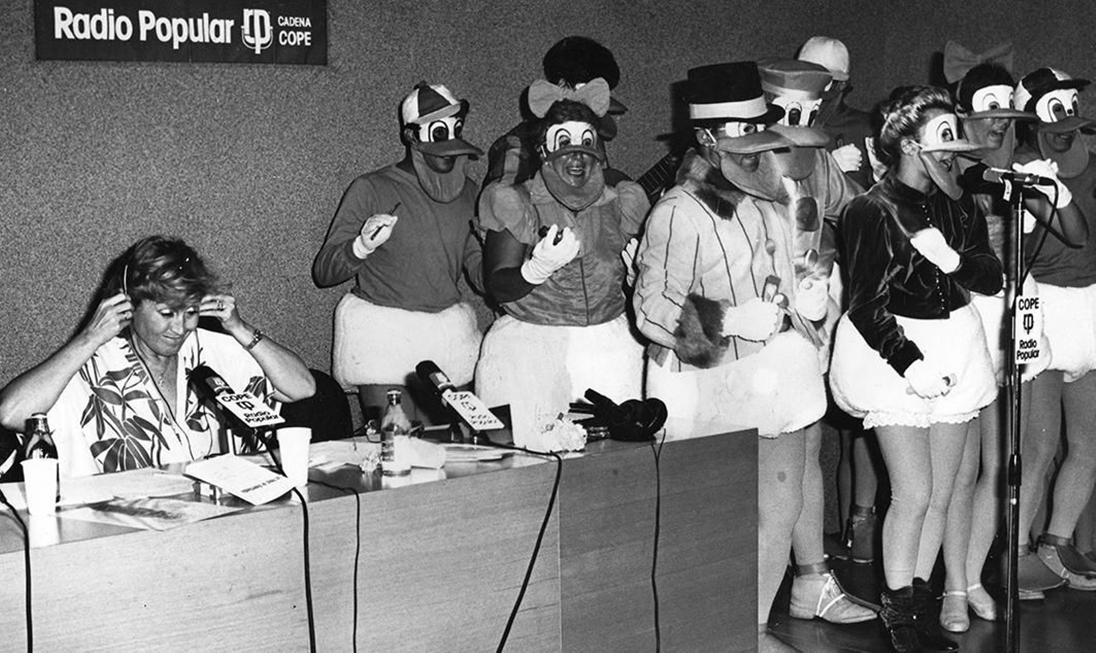Actuación en directo en la radio de “Los patos de Almerilandia,” ante Encarna Sánchez, el 28 de junio de 1985
