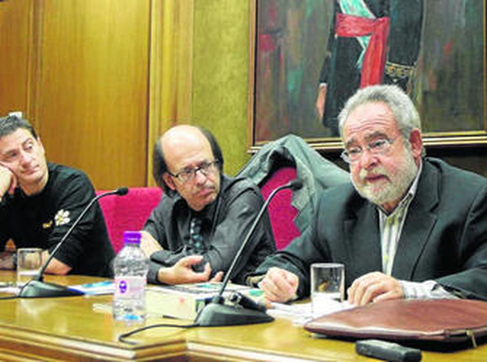 Fernando García Lara durante su charla es observado por Miguel Naveros y José Andújar.