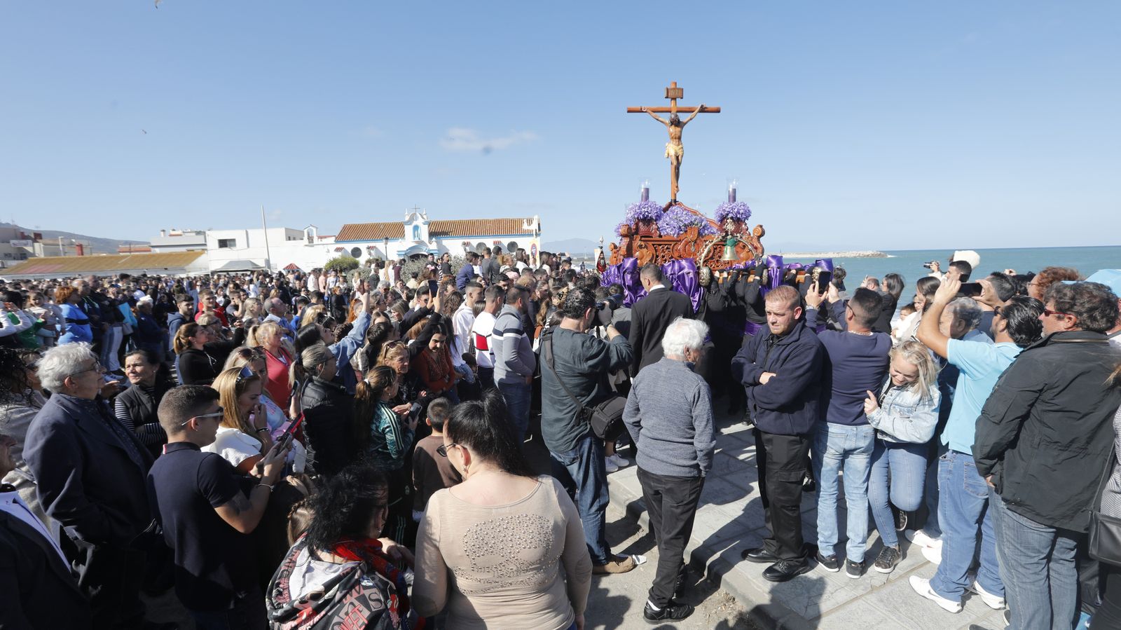 Las fotos del Viernes Santo en la Línea:  Cristo del Mar y Luz y Esperanza Nuestra, Soledad y Santo Entierro, Cristo del Amor y Misericordia y Amargura