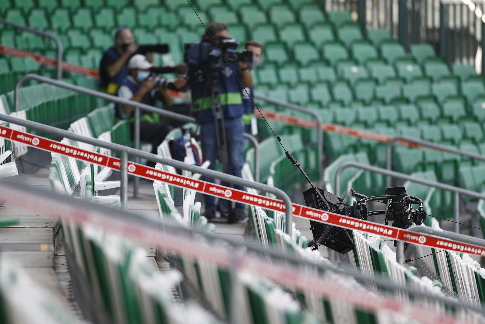 La cámara 'Spidercam, caída sobre la grada del Villamarín.