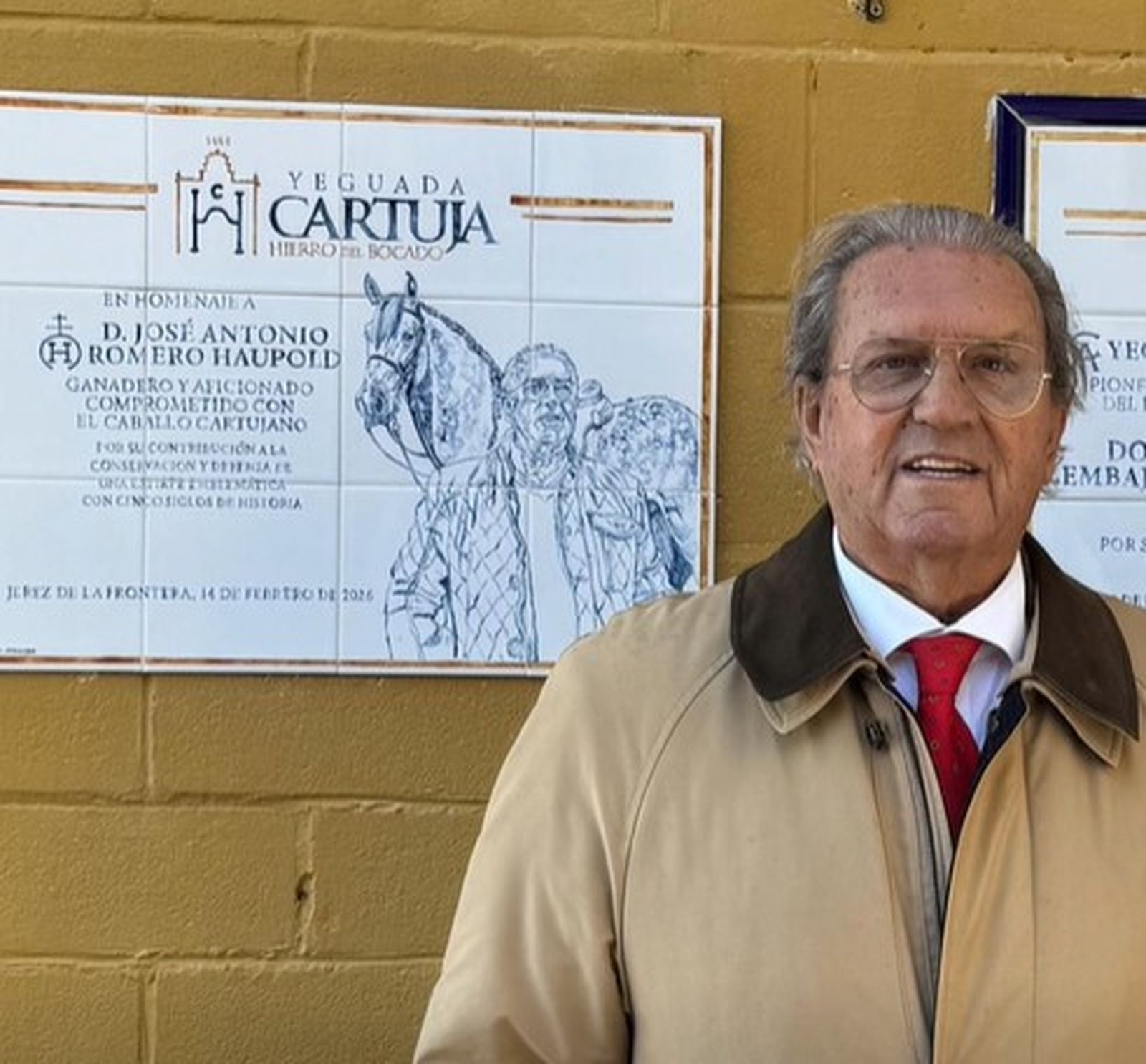 José Antonio Romero Haupold, junto a la placa conmemorativa permanente en su honor en las instalaciones de la Yeguada Cartuja.