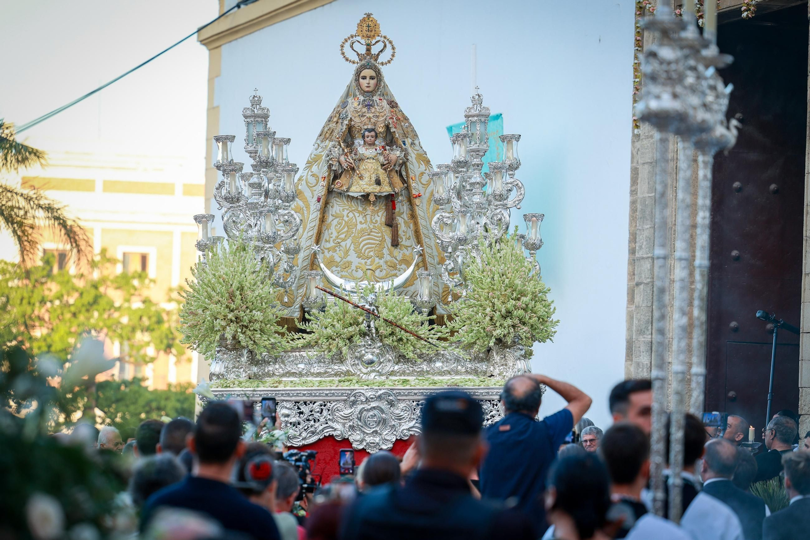 Las imágenes de la procesión de la Patrona por las calles de Cádiz