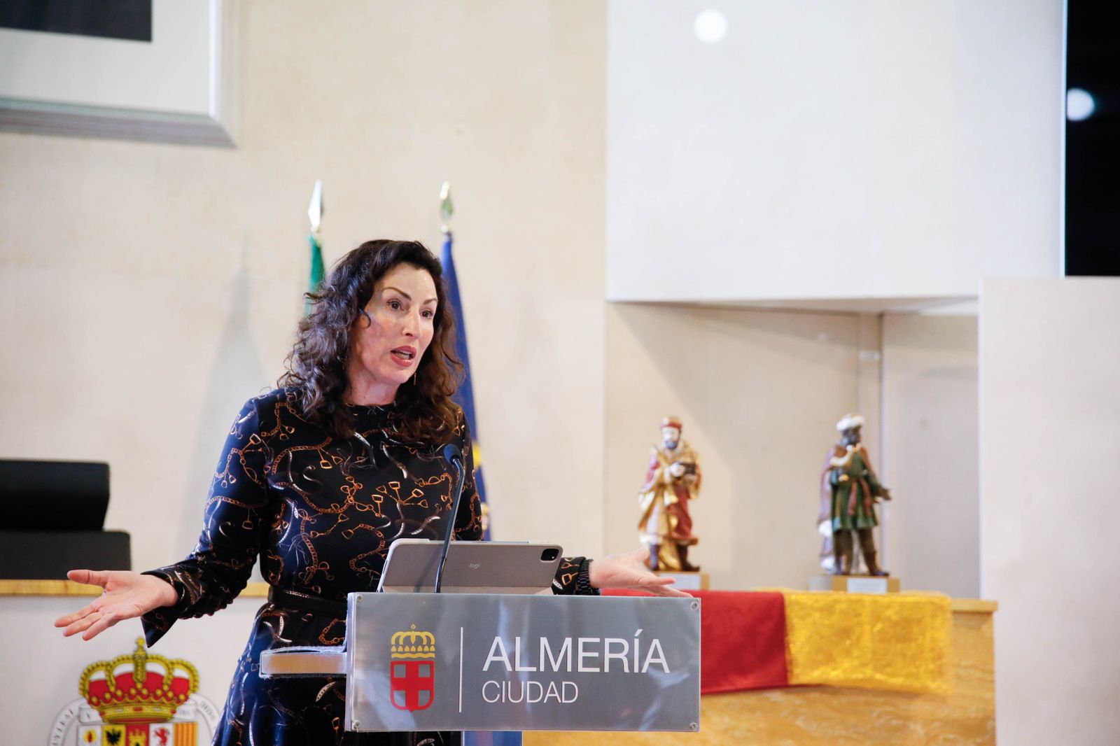 Imágenes de la entrega de las coronas a los emisarios de sus Majestades los Reyes Magos de Oriente