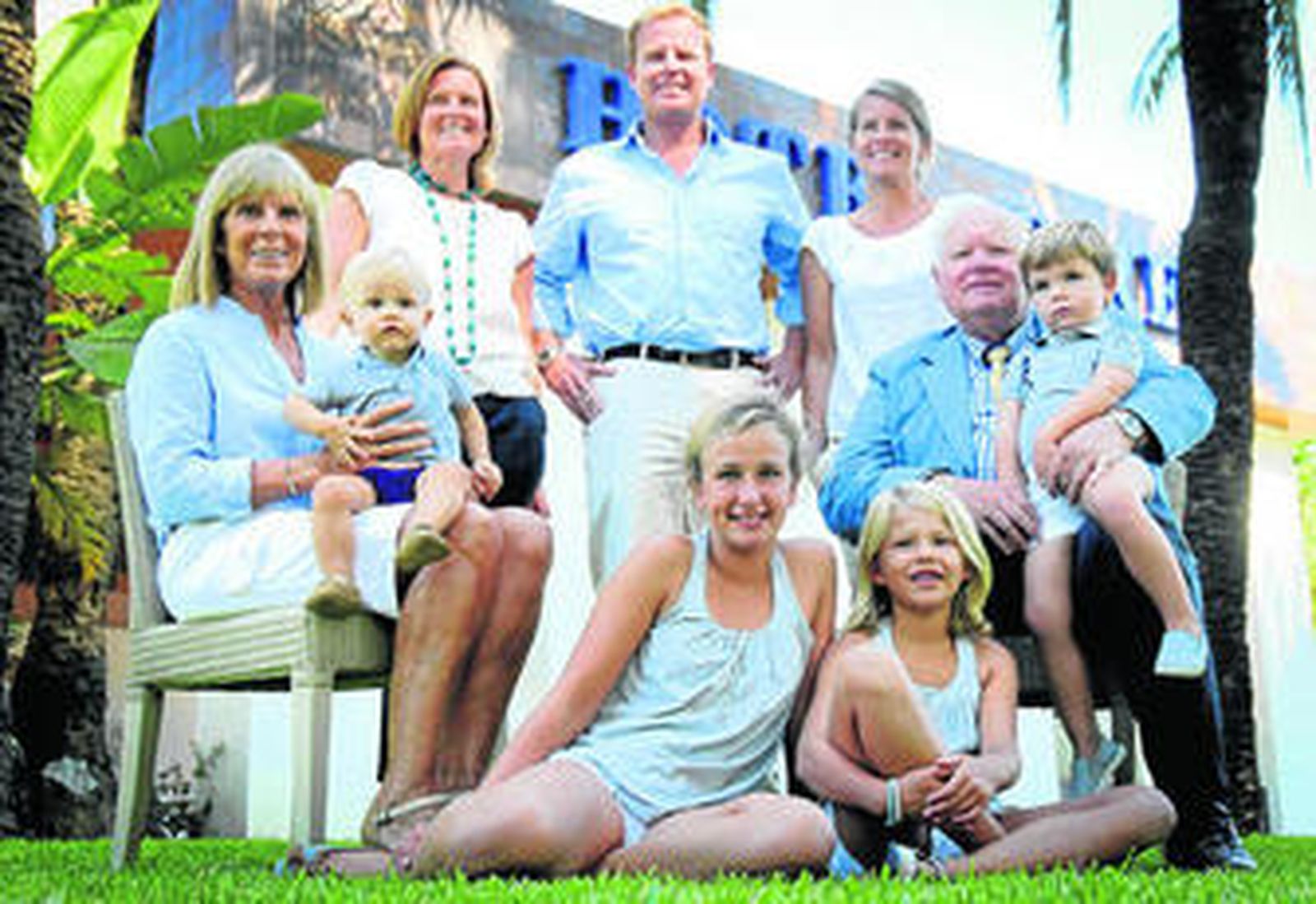 Jan de Clerck y su mujer Caroline, sentados entre sus hijos Sophie, Stefaan y Ann, en compañía de sus nietos ante el hotel Jerez.