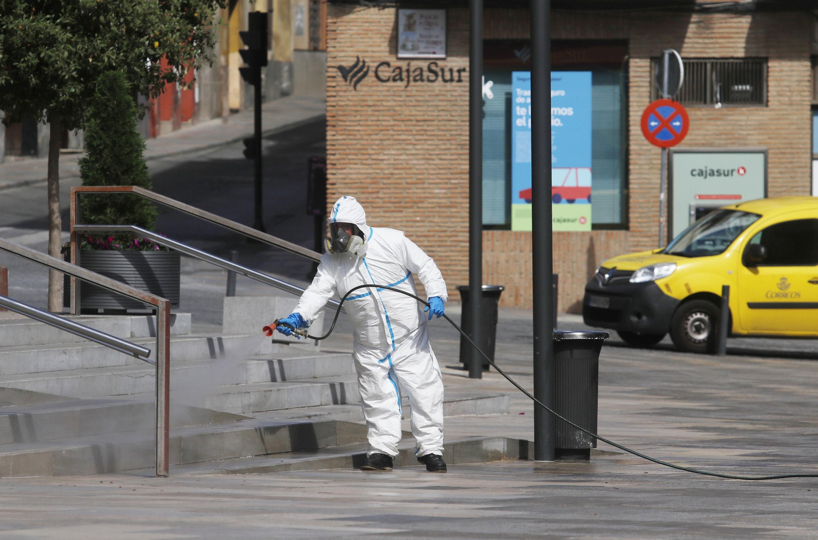 Un trabajador de Sadeco limpia las escalera de acceso al Ayuntamiento.