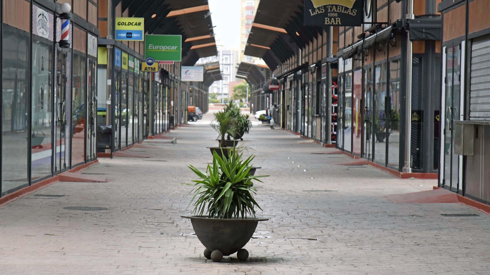 El Bulevar de La Línea, con las tiendas cerradas