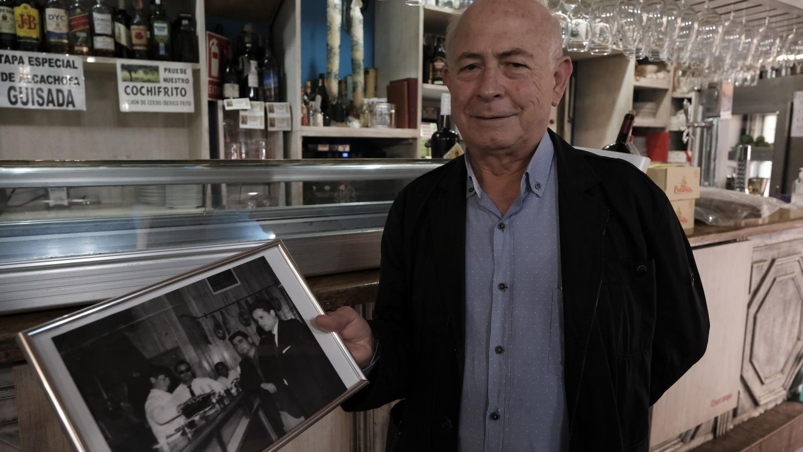 Pedro sostiene un cuadro de sus comienzos.