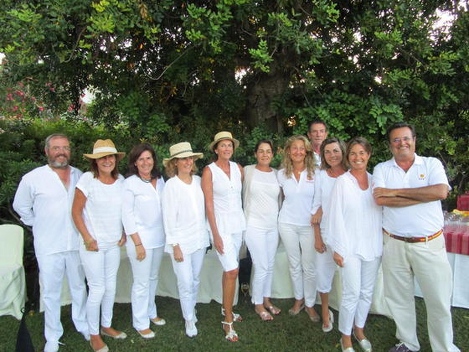 Willy Rebuelta, Carla López de Carrizosa, Pepa Garrucho, Almudena Domecq, Carmen Barbadillo, Macarena Guardiola, Marta Muñoz-Rojas, Beatriz León, Juan Reyna, Susi Romero y Alfonso Pérez-Barbadillo, entre los participantes en el torneo.  Foto: Ignacio Casas de Ciria