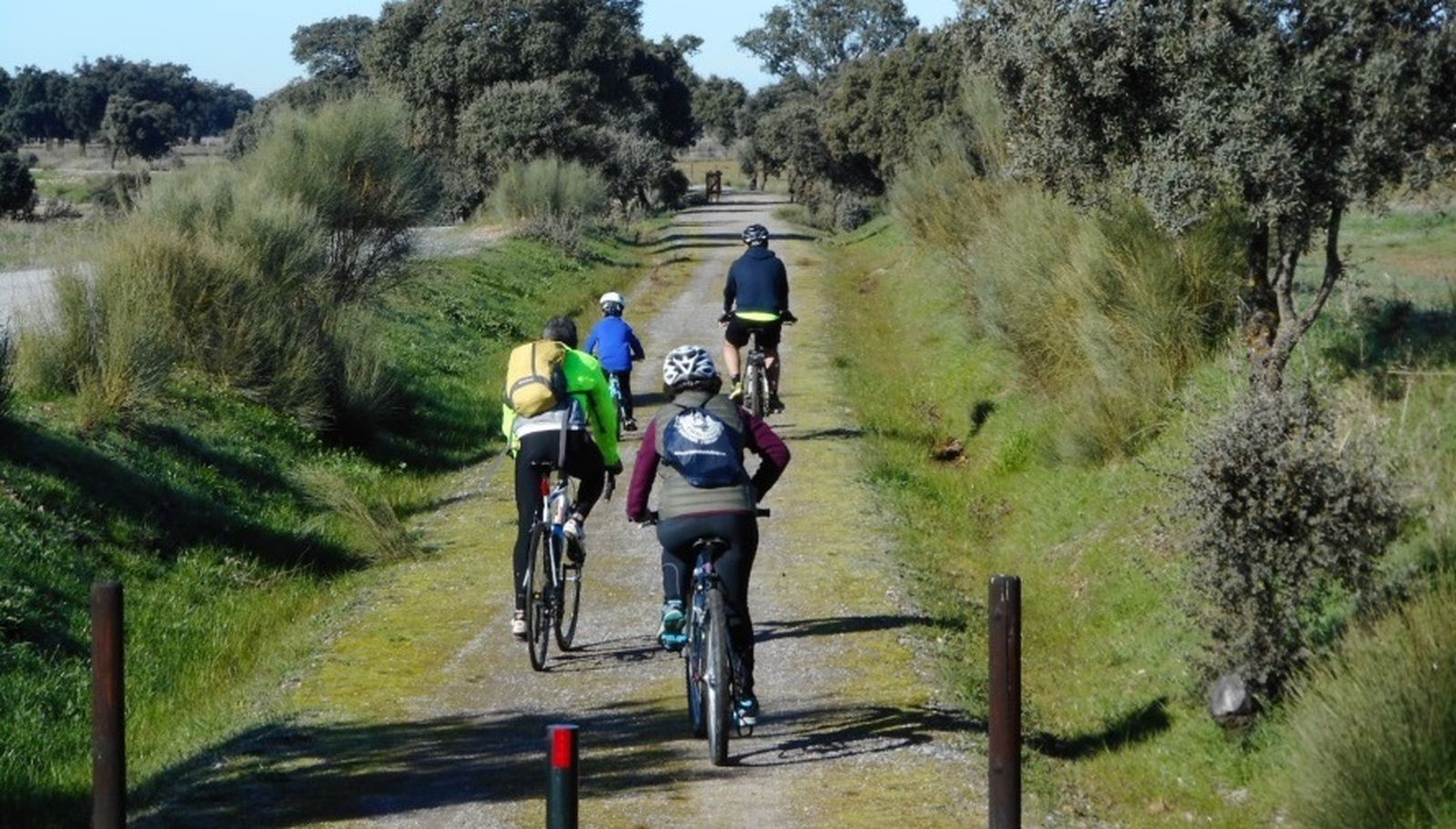 Ciclistas en ruta por la Sierra de Córdoba.