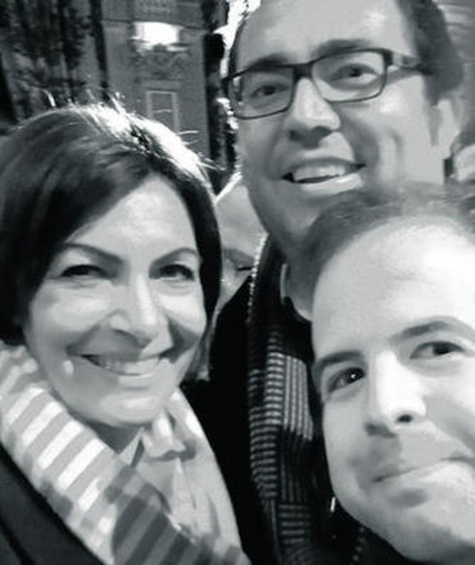Anne Hidalgo, con Jaime Armario y Ricardo Domínguez a su llegada el domingo a la sede del Ayuntamiento parisino.