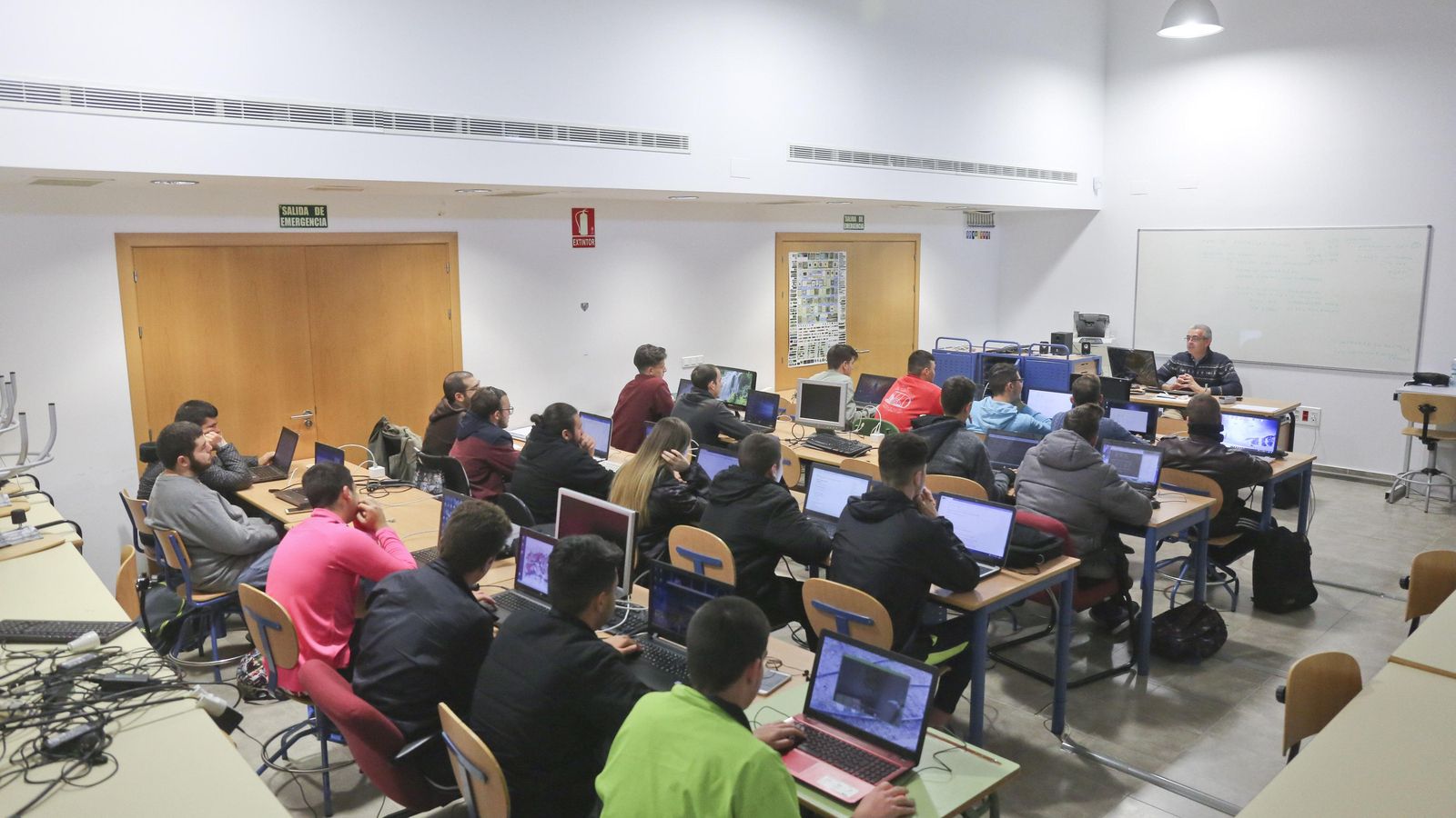 Alumnos en uno de los ciclos del IES Campanillas.