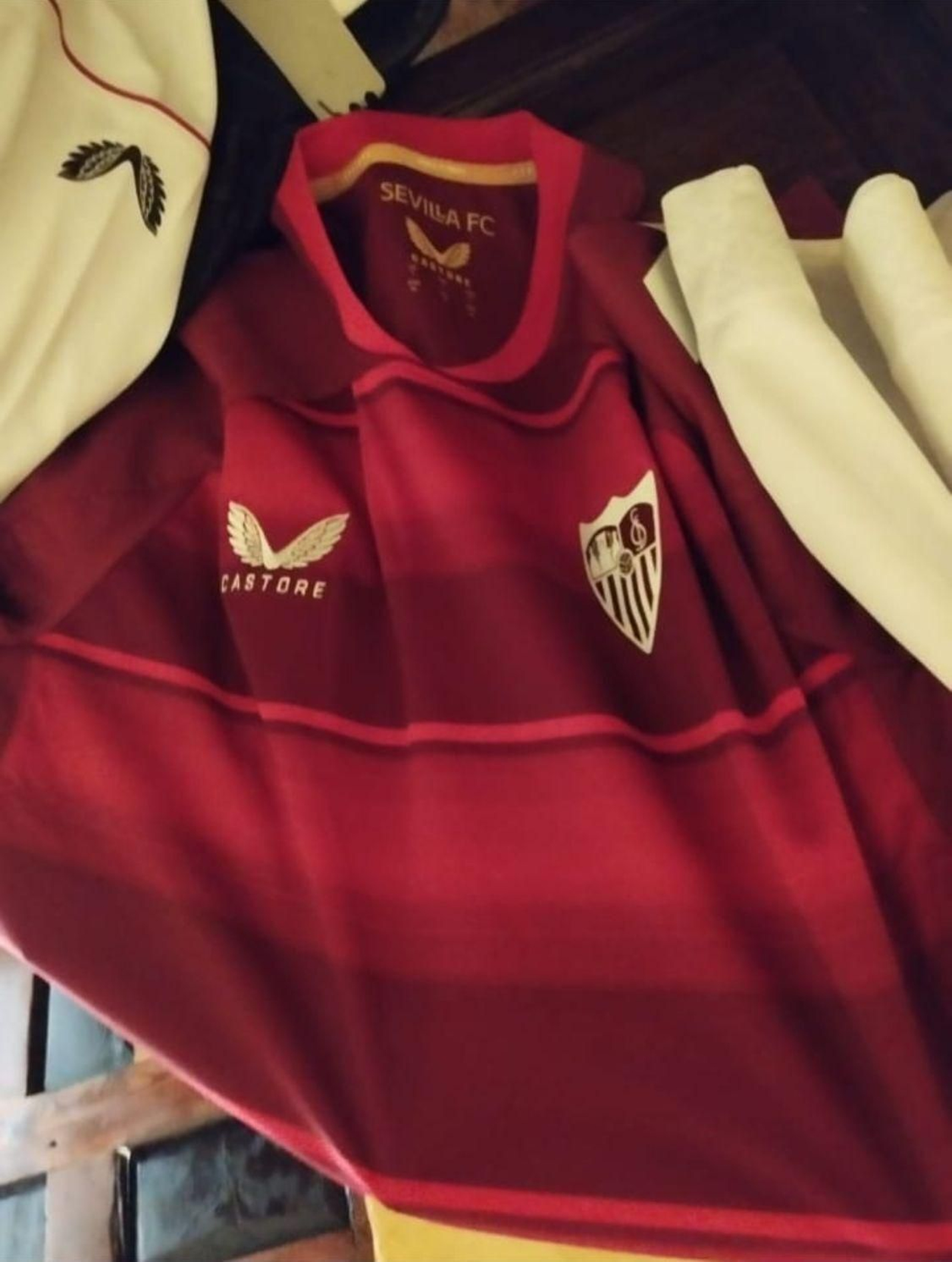 La posible camiseta roja de Castore para el Sevilla.