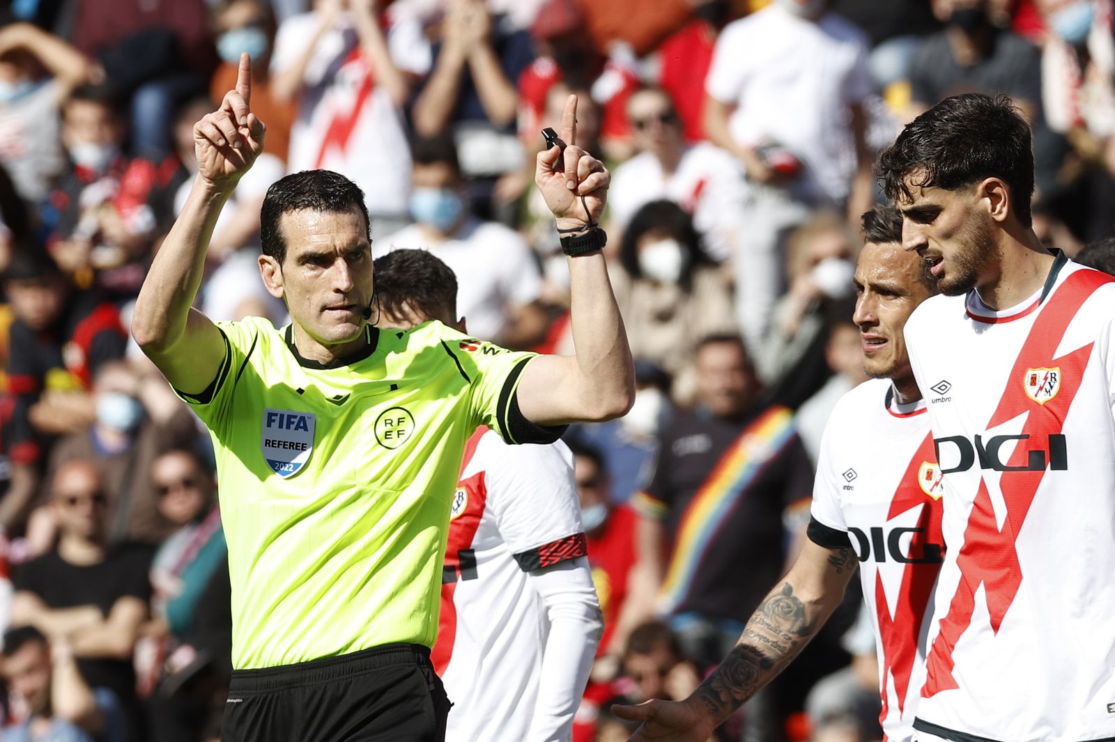 El árbitro Juan Martínez Munuera, en una de las dos jugadas que anuló a instancias del VAR.