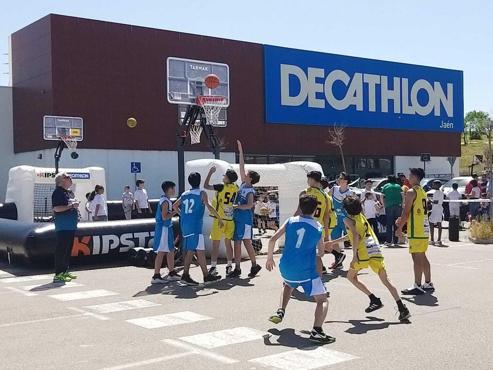 En imágenes: basket solidario de la mano del CD Bulevar en favor de ALES