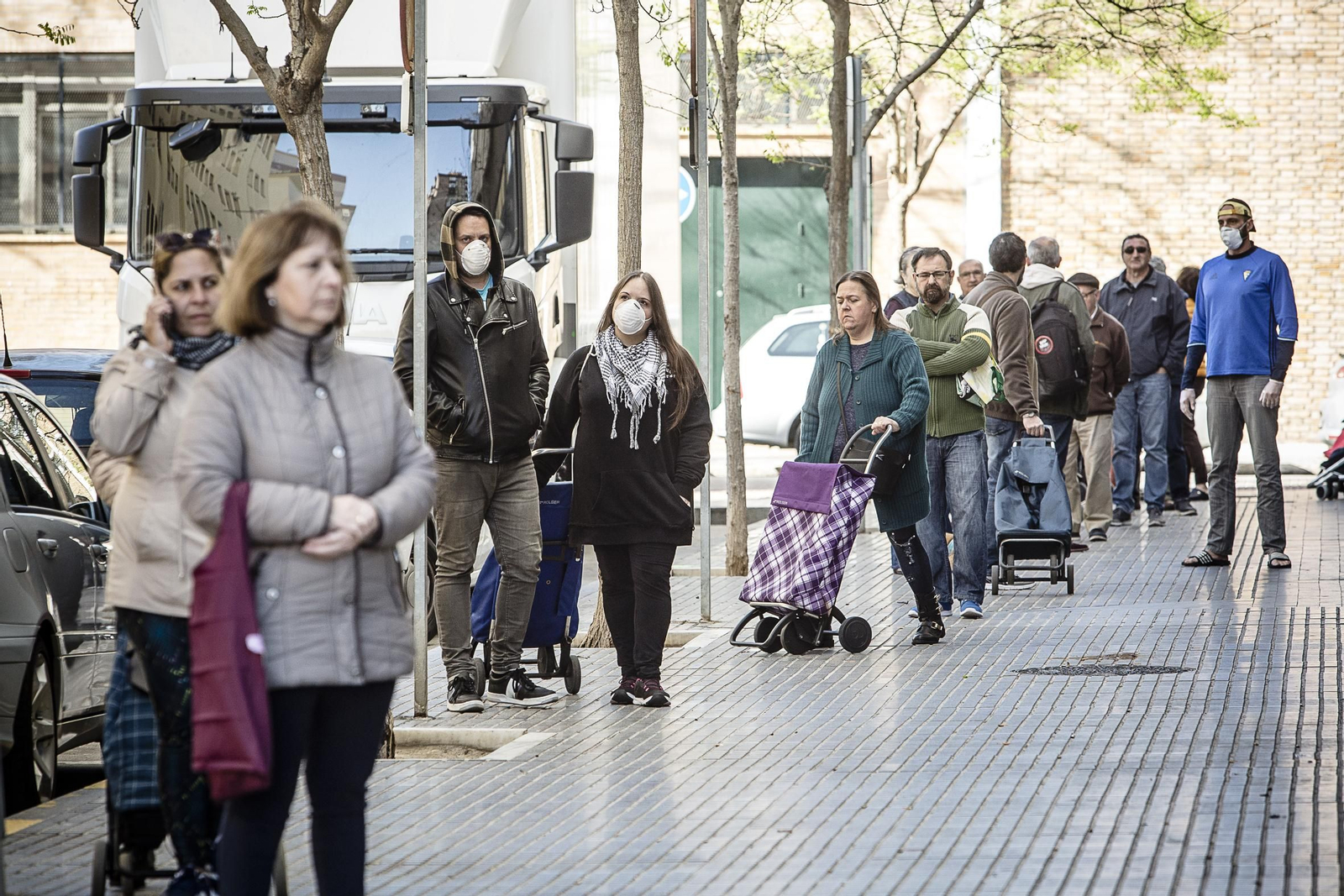 Colas de clientes en la puerta de un supermedo  de la capital