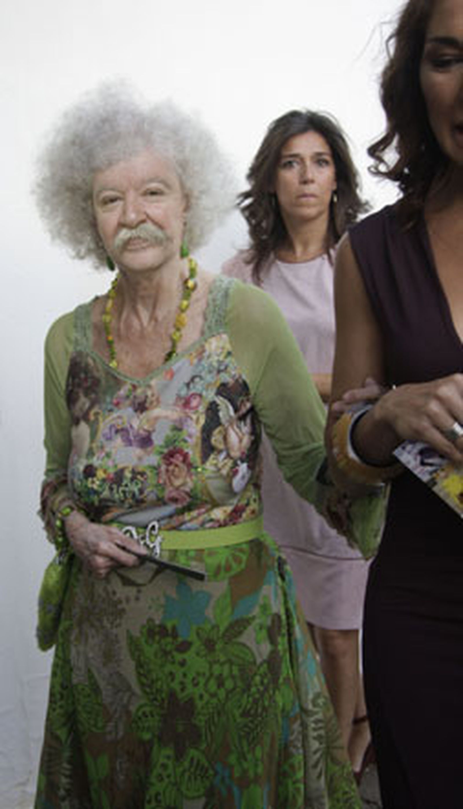 La duquesa de Pardo, a apoyar a     su sobrino
Monumental sorpresa la que nos llevamos ayer en el Falla con la visita de la Duquesa de Pardo, que se va a establecer en la ciudad durante un mes para asistir al pregón de su sobrino. La noble dama quiso ganarse al público luciendo un vestido inspirado en los paisajes bucólicos de Abarzuza, que pueden contemplarse en el ambigú. Llegó al Falla acompañada de su novio, Alfonso Díez, con el que antes de entrar a la función estuvo en el Bar Ducal comiendo una rebanada de pan con la manteca pa abajo para no mancharse el mostacho. La duquesa mostró su rechazo al tipo de 'Los currelantes', principalmente cuando vio el casco de obrero que lucían. Se espera también la visita de la Duquesa de Alba, descendiente directa del autor de 'Los sarracenos'./Julio Pardo