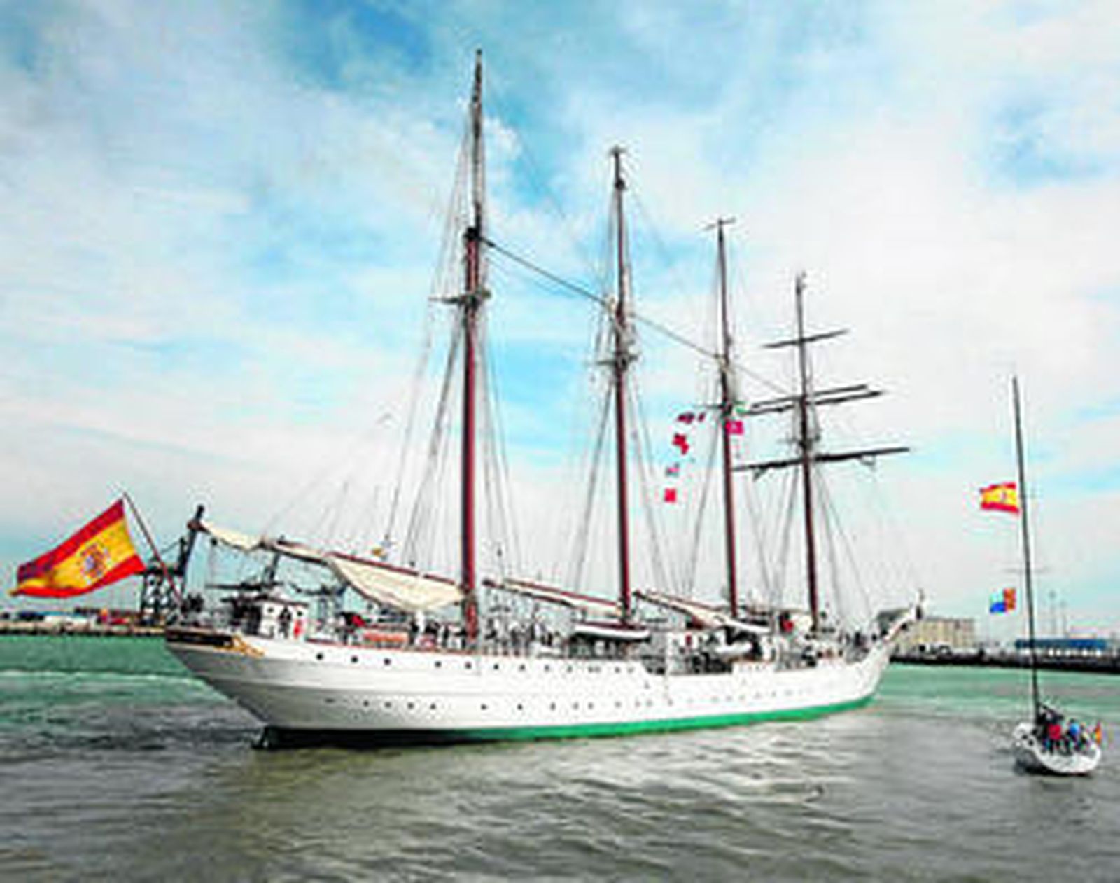 El buque escuela Juan Sebastián de Elcano tras la maniobra de desatraque.
