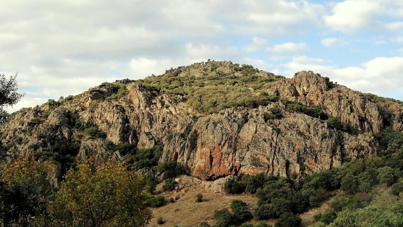 En estas montañas se localiza el famoso Santuario Ibérico del Collado de los Jardines.