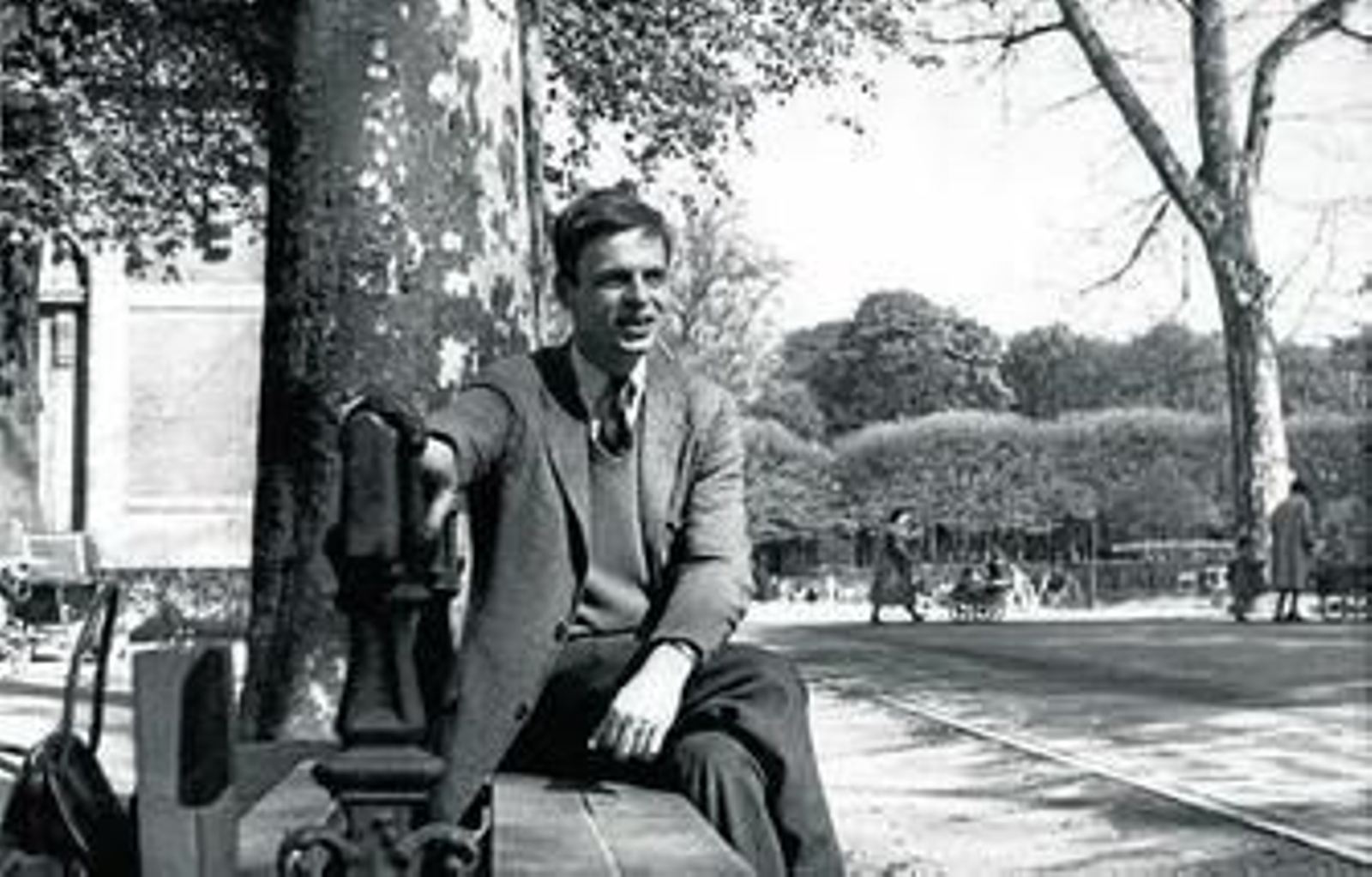 El escritor, editor y actor ocasional George Plimpton (Nueva York, 1927-2003); abajo, durante un entrenamiento en el marco de su proyecto de "participación" con los Detroit Lions de la liga estadounidense de fútbol americano.